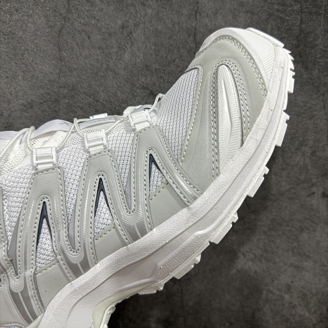 图片[6]-【PK版本】全新版本出货 纯原大厂出品 萨洛蒙 Salomon XA PRO 3D 户外轻便机能鞋 475777 纯原外贸平台特供订单 耗时半年巨作 全套原纸板楦头开发 原厂特供网布配套加持 确保原汁原味 完美呈现版型 原档数据独家私模五层组合大底 男女鞋同步官方开发至46.5 原装Ortholite轻量化鞋垫 中底布带钢印编号 原厂TPU锁扣 进口港宝加持 后跟自然饱满 还原公司包裹性 鞋面以“锯齿”状的包裹系统呈现 在基色底之下加入了各种色点缀 将公司的最新技术和时尚前卫的造型融入耐用的长跑款式中 鞋面由 TPU 薄膜制成 并焊接在高耐磨网眼上 使其既时尚又坚固 由 ACS底盘支撑 可增强稳定性和支撑力 以及由橡胶凸耳 Contragrip外底覆盖的 EVA 缓冲中底 旨在应对崎岖的地形 鞋舌上的彩色Salomon 标签、Quicklace 系统以及鞋头、鞋舌和鞋跟上的附加品牌使细节更加完美 让穿着者可以轻松驾驭户外与通勤下的任何运动生活场景 无缝鞋身户外随意纵横 颜值与脚感兼备 出街通勤 绝对非常吸睛 你值得拥有 尺码：36 36.5 37 38 38.5 39 40 40.5 41 42 42.5 43 44 44.5 45 46-选品中心