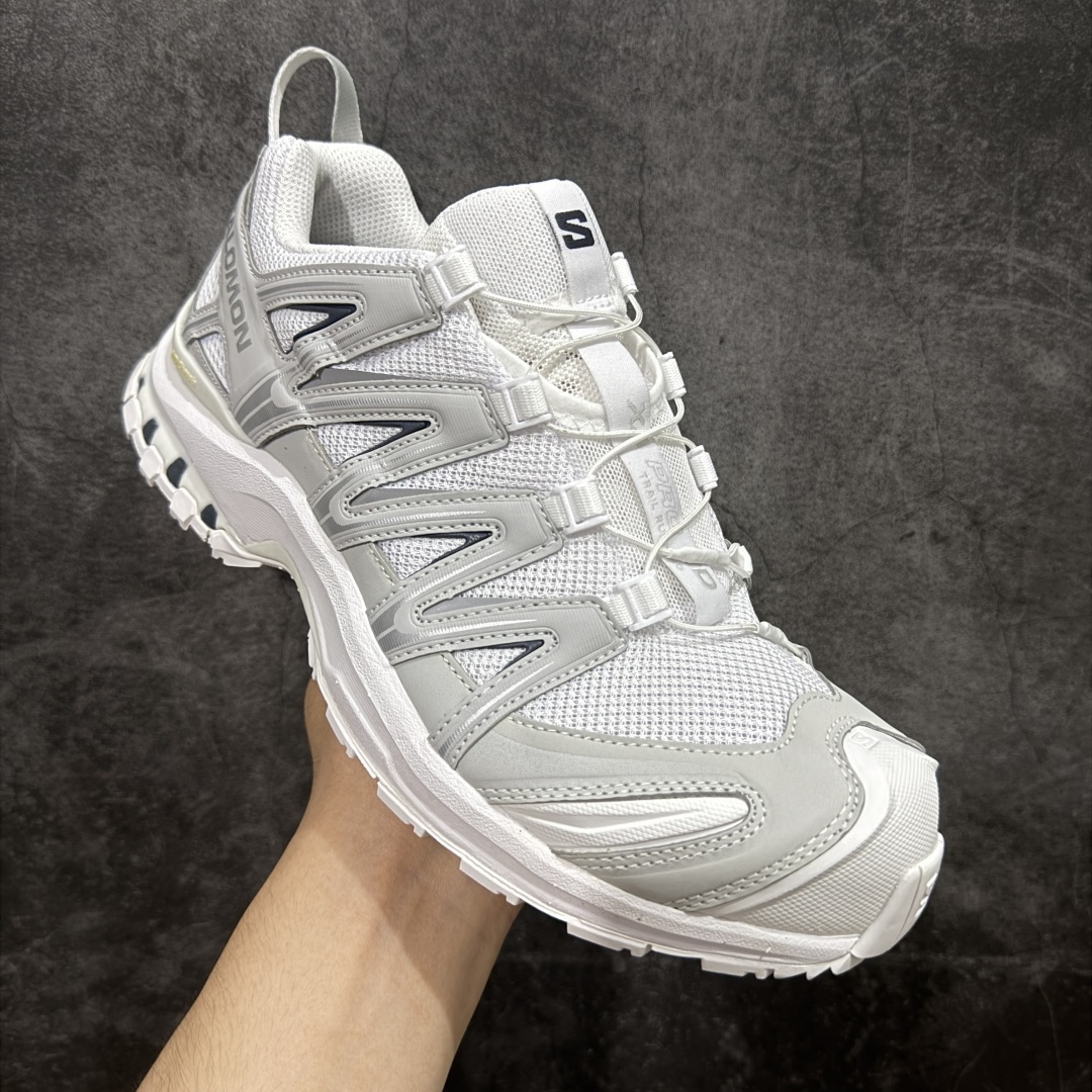 图片[3]-【PK版本】全新版本出货 纯原大厂出品 萨洛蒙 Salomon XA PRO 3D 户外轻便机能鞋 475777 纯原外贸平台特供订单 耗时半年巨作 全套原纸板楦头开发 原厂特供网布配套加持 确保原汁原味 完美呈现版型 原档数据独家私模五层组合大底 男女鞋同步官方开发至46.5 原装Ortholite轻量化鞋垫 中底布带钢印编号 原厂TPU锁扣 进口港宝加持 后跟自然饱满 还原公司包裹性 鞋面以“锯齿”状的包裹系统呈现 在基色底之下加入了各种色点缀 将公司的最新技术和时尚前卫的造型融入耐用的长跑款式中 鞋面由 TPU 薄膜制成 并焊接在高耐磨网眼上 使其既时尚又坚固 由 ACS底盘支撑 可增强稳定性和支撑力 以及由橡胶凸耳 Contragrip外底覆盖的 EVA 缓冲中底 旨在应对崎岖的地形 鞋舌上的彩色Salomon 标签、Quicklace 系统以及鞋头、鞋舌和鞋跟上的附加品牌使细节更加完美 让穿着者可以轻松驾驭户外与通勤下的任何运动生活场景 无缝鞋身户外随意纵横 颜值与脚感兼备 出街通勤 绝对非常吸睛 你值得拥有 尺码：36 36.5 37 38 38.5 39 40 40.5 41 42 42.5 43 44 44.5 45 46-选品中心