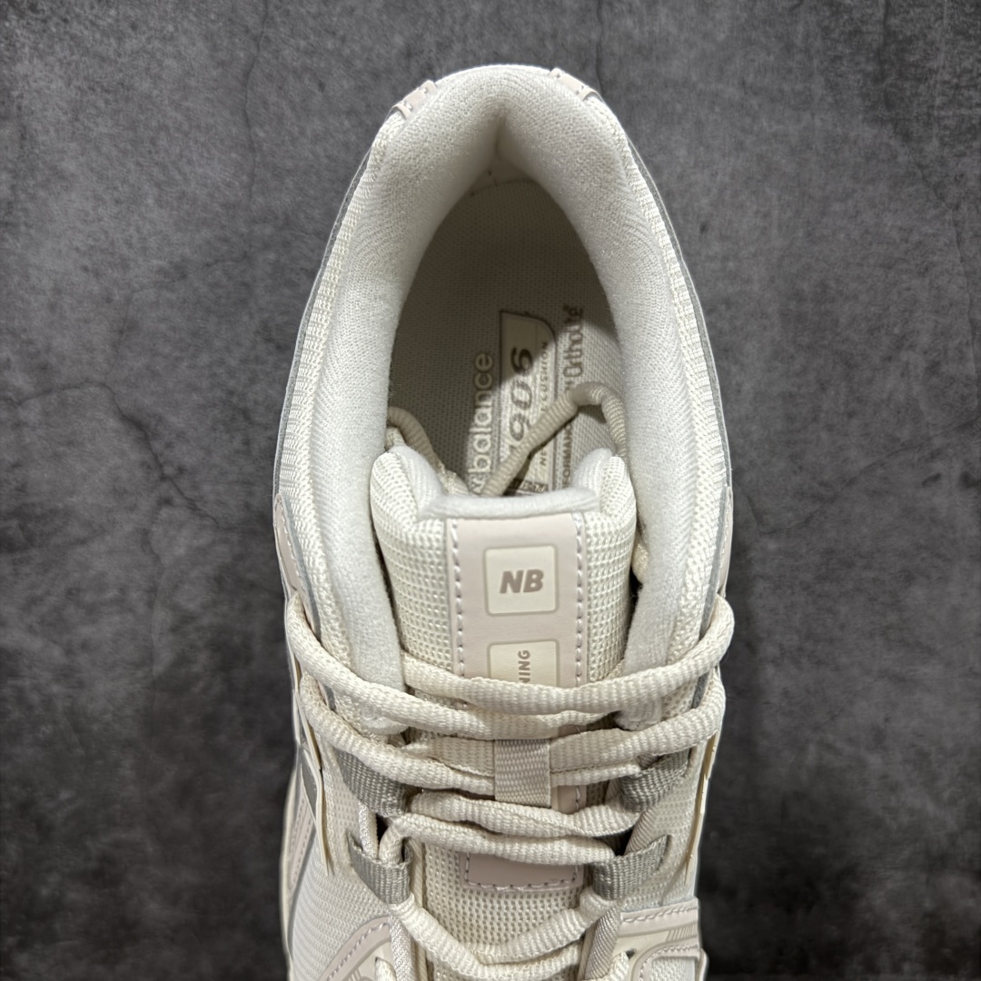 图片[8]-【纯原版】NB新百伦New Balance M1906R U1906RLI 系列复古老爹风休闲运动慢跑鞋 采用轻质牛剖革拼接透气网眼衬垫织物鞋面材质#T-Beam大底提供足步弓支撑，保持步态稳定#后跟搭载外露缓震胶 鞋身整体以各种深浅不一的灰色覆盖，鞋头以淡蓝色调装饰，网眼衬垫通过不规律的色块实现做旧的美感，泛黄的鞋底更是进一步增添了复古气息。 尺码：36 37 37.5 38 38.5 39.5 40 40.5 41.5 42 42.5 43 44 45 46.5-选品中心