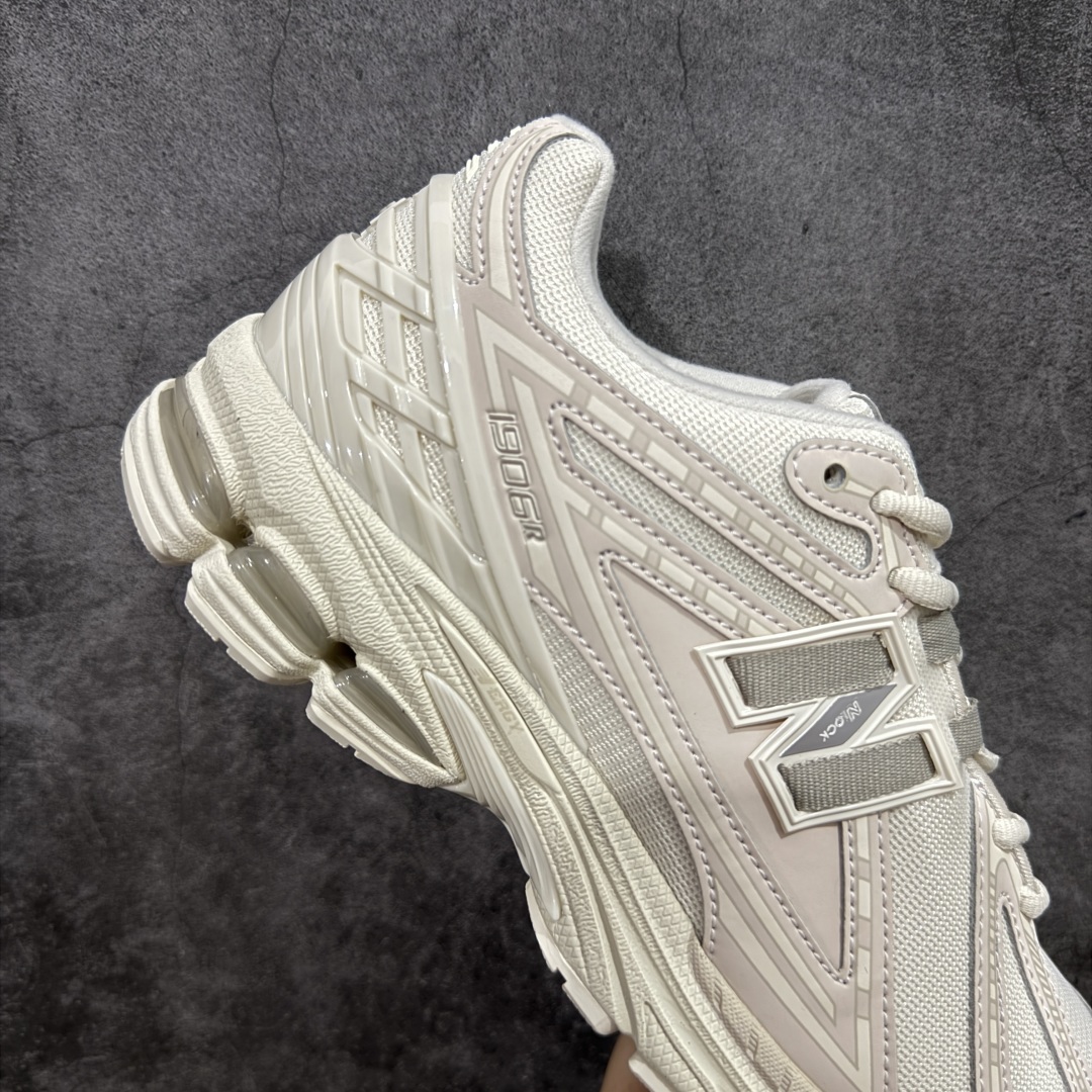 图片[7]-【纯原版】NB新百伦New Balance M1906R U1906RLI 系列复古老爹风休闲运动慢跑鞋 采用轻质牛剖革拼接透气网眼衬垫织物鞋面材质#T-Beam大底提供足步弓支撑，保持步态稳定#后跟搭载外露缓震胶 鞋身整体以各种深浅不一的灰色覆盖，鞋头以淡蓝色调装饰，网眼衬垫通过不规律的色块实现做旧的美感，泛黄的鞋底更是进一步增添了复古气息。 尺码：36 37 37.5 38 38.5 39.5 40 40.5 41.5 42 42.5 43 44 45 46.5-选品中心