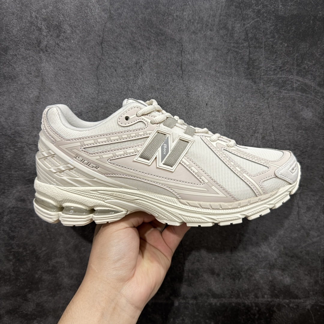 【纯原版】NB新百伦New Balance M1906R U1906RLI 系列复古老爹风休闲运动慢跑鞋 采用轻质牛剖革拼接透气网眼衬垫织物鞋面材质#T-Beam大底提供足步弓支撑,保持步态稳定#后跟搭载外露缓震胶 鞋身整体以各种深浅不一的灰色覆盖,鞋头以淡蓝色调装饰,网眼衬垫通过不规律的色块实现做旧的美感,泛黄的鞋底更是进一步增添了复古气息。 尺码:36 37 37.5 38 38.5 39.5 40 40.5 41.5 42 42.5 43 44 45 46.5-选品中心