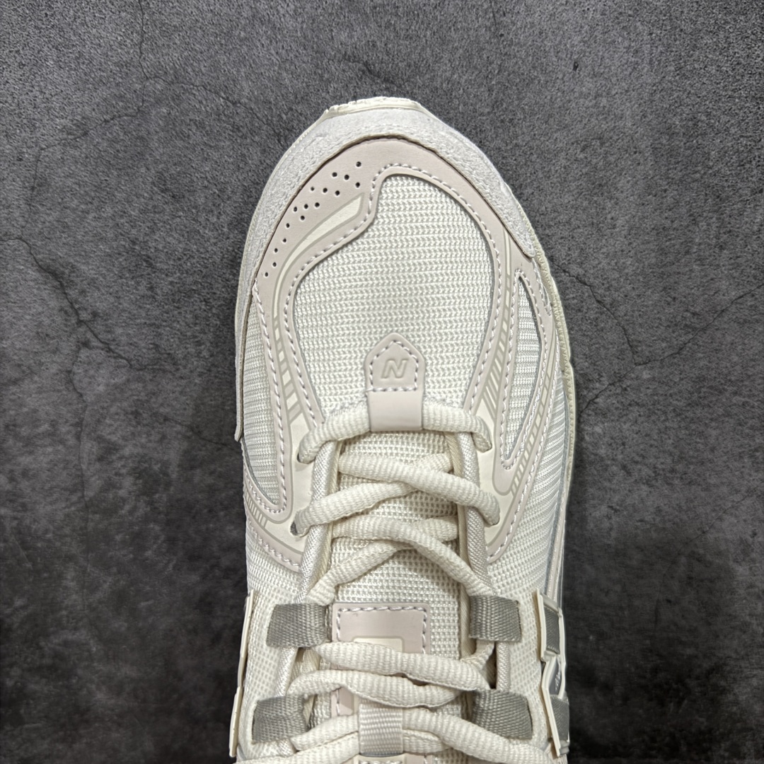 图片[5]-【纯原版】NB新百伦New Balance M1906R U1906RLI 系列复古老爹风休闲运动慢跑鞋 采用轻质牛剖革拼接透气网眼衬垫织物鞋面材质#T-Beam大底提供足步弓支撑，保持步态稳定#后跟搭载外露缓震胶 鞋身整体以各种深浅不一的灰色覆盖，鞋头以淡蓝色调装饰，网眼衬垫通过不规律的色块实现做旧的美感，泛黄的鞋底更是进一步增添了复古气息。 尺码：36 37 37.5 38 38.5 39.5 40 40.5 41.5 42 42.5 43 44 45 46.5-选品中心