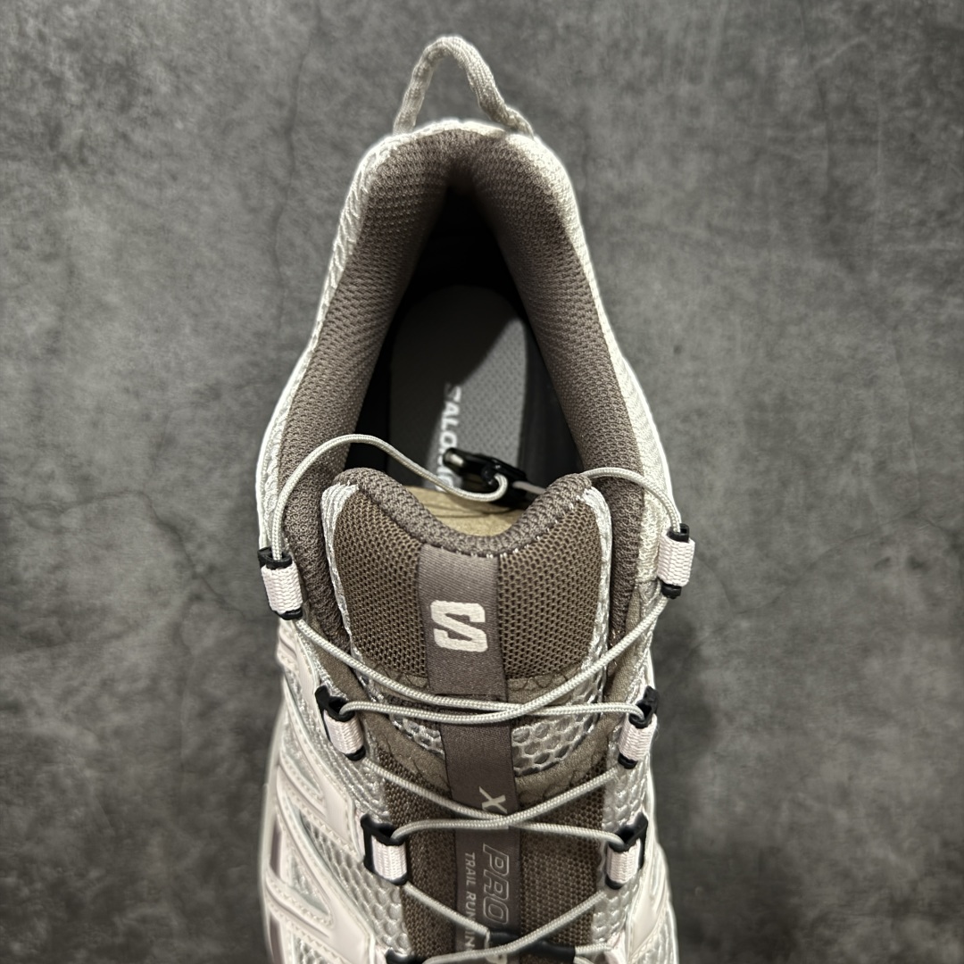 图片[8]-【PK版本】全新版本出货 纯原大厂出品 萨洛蒙 Salomon XA PRO 3D 户外轻便机能鞋 银云灰 475977 纯原外贸平台特供订单 耗时半年巨作 全套原纸板楦头开发 原厂特供网布配套加持 确保原汁原味 完美呈现版型 原档数据独家私模五层组合大底 男女鞋同步官方开发至46.5 原装Ortholite轻量化鞋垫 中底布带钢印编号 原厂TPU锁扣 进口港宝加持 后跟自然饱满 还原公司包裹性 鞋面以“锯齿”状的包裹系统呈现 在基色底之下加入了各种色点缀 将公司的最新技术和时尚前卫的造型融入耐用的长跑款式中 鞋面由 TPU 薄膜制成 并焊接在高耐磨网眼上 使其既时尚又坚固 由 ACS底盘支撑 可增强稳定性和支撑力 以及由橡胶凸耳 Contragrip外底覆盖的 EVA 缓冲中底 旨在应对崎岖的地形 鞋舌上的彩色Salomon 标签、Quicklace 系统以及鞋头、鞋舌和鞋跟上的附加品牌使细节更加完美 让穿着者可以轻松驾驭户外与通勤下的任何运动生活场景 无缝鞋身户外随意纵横 颜值与脚感兼备 出街通勤 绝对非常吸睛 你值得拥有 尺码：36 36.5 37 38 38.5 39 40 40.5 41 42 42.5 43 44 44.5 45 46-选品中心