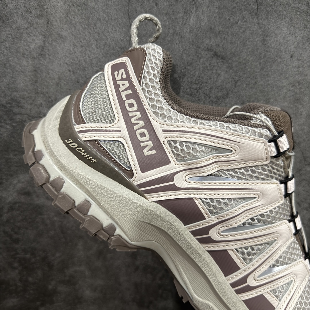 图片[7]-【PK版本】全新版本出货 纯原大厂出品 萨洛蒙 Salomon XA PRO 3D 户外轻便机能鞋 银云灰 475977 纯原外贸平台特供订单 耗时半年巨作 全套原纸板楦头开发 原厂特供网布配套加持 确保原汁原味 完美呈现版型 原档数据独家私模五层组合大底 男女鞋同步官方开发至46.5 原装Ortholite轻量化鞋垫 中底布带钢印编号 原厂TPU锁扣 进口港宝加持 后跟自然饱满 还原公司包裹性 鞋面以“锯齿”状的包裹系统呈现 在基色底之下加入了各种色点缀 将公司的最新技术和时尚前卫的造型融入耐用的长跑款式中 鞋面由 TPU 薄膜制成 并焊接在高耐磨网眼上 使其既时尚又坚固 由 ACS底盘支撑 可增强稳定性和支撑力 以及由橡胶凸耳 Contragrip外底覆盖的 EVA 缓冲中底 旨在应对崎岖的地形 鞋舌上的彩色Salomon 标签、Quicklace 系统以及鞋头、鞋舌和鞋跟上的附加品牌使细节更加完美 让穿着者可以轻松驾驭户外与通勤下的任何运动生活场景 无缝鞋身户外随意纵横 颜值与脚感兼备 出街通勤 绝对非常吸睛 你值得拥有 尺码：36 36.5 37 38 38.5 39 40 40.5 41 42 42.5 43 44 44.5 45 46-选品中心