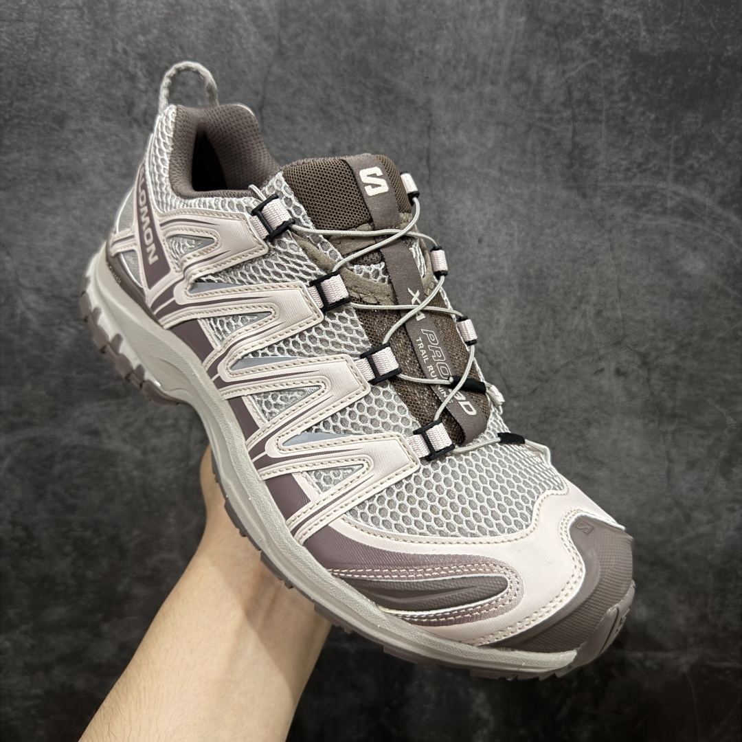 图片[3]-【PK版本】全新版本出货 纯原大厂出品 萨洛蒙 Salomon XA PRO 3D 户外轻便机能鞋 银云灰 475977 纯原外贸平台特供订单 耗时半年巨作 全套原纸板楦头开发 原厂特供网布配套加持 确保原汁原味 完美呈现版型 原档数据独家私模五层组合大底 男女鞋同步官方开发至46.5 原装Ortholite轻量化鞋垫 中底布带钢印编号 原厂TPU锁扣 进口港宝加持 后跟自然饱满 还原公司包裹性 鞋面以“锯齿”状的包裹系统呈现 在基色底之下加入了各种色点缀 将公司的最新技术和时尚前卫的造型融入耐用的长跑款式中 鞋面由 TPU 薄膜制成 并焊接在高耐磨网眼上 使其既时尚又坚固 由 ACS底盘支撑 可增强稳定性和支撑力 以及由橡胶凸耳 Contragrip外底覆盖的 EVA 缓冲中底 旨在应对崎岖的地形 鞋舌上的彩色Salomon 标签、Quicklace 系统以及鞋头、鞋舌和鞋跟上的附加品牌使细节更加完美 让穿着者可以轻松驾驭户外与通勤下的任何运动生活场景 无缝鞋身户外随意纵横 颜值与脚感兼备 出街通勤 绝对非常吸睛 你值得拥有 尺码：36 36.5 37 38 38.5 39 40 40.5 41 42 42.5 43 44 44.5 45 46-选品中心