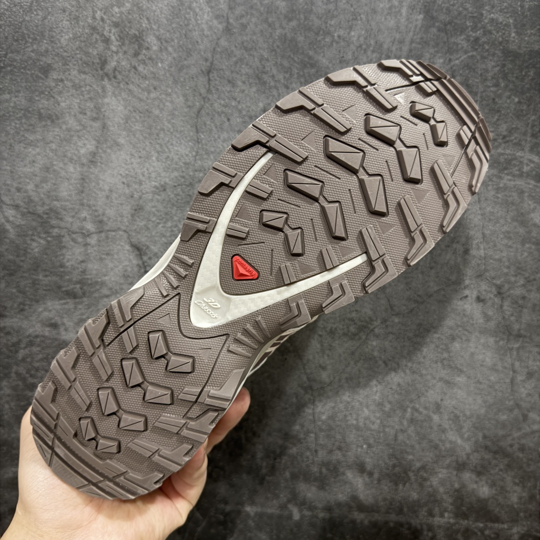 图片[9]-【PK版本】全新版本出货 纯原大厂出品 萨洛蒙 Salomon XA PRO 3D 户外轻便机能鞋 银云灰 475977 纯原外贸平台特供订单 耗时半年巨作 全套原纸板楦头开发 原厂特供网布配套加持 确保原汁原味 完美呈现版型 原档数据独家私模五层组合大底 男女鞋同步官方开发至46.5 原装Ortholite轻量化鞋垫 中底布带钢印编号 原厂TPU锁扣 进口港宝加持 后跟自然饱满 还原公司包裹性 鞋面以“锯齿”状的包裹系统呈现 在基色底之下加入了各种色点缀 将公司的最新技术和时尚前卫的造型融入耐用的长跑款式中 鞋面由 TPU 薄膜制成 并焊接在高耐磨网眼上 使其既时尚又坚固 由 ACS底盘支撑 可增强稳定性和支撑力 以及由橡胶凸耳 Contragrip外底覆盖的 EVA 缓冲中底 旨在应对崎岖的地形 鞋舌上的彩色Salomon 标签、Quicklace 系统以及鞋头、鞋舌和鞋跟上的附加品牌使细节更加完美 让穿着者可以轻松驾驭户外与通勤下的任何运动生活场景 无缝鞋身户外随意纵横 颜值与脚感兼备 出街通勤 绝对非常吸睛 你值得拥有 尺码：36 36.5 37 38 38.5 39 40 40.5 41 42 42.5 43 44 44.5 45 46-选品中心