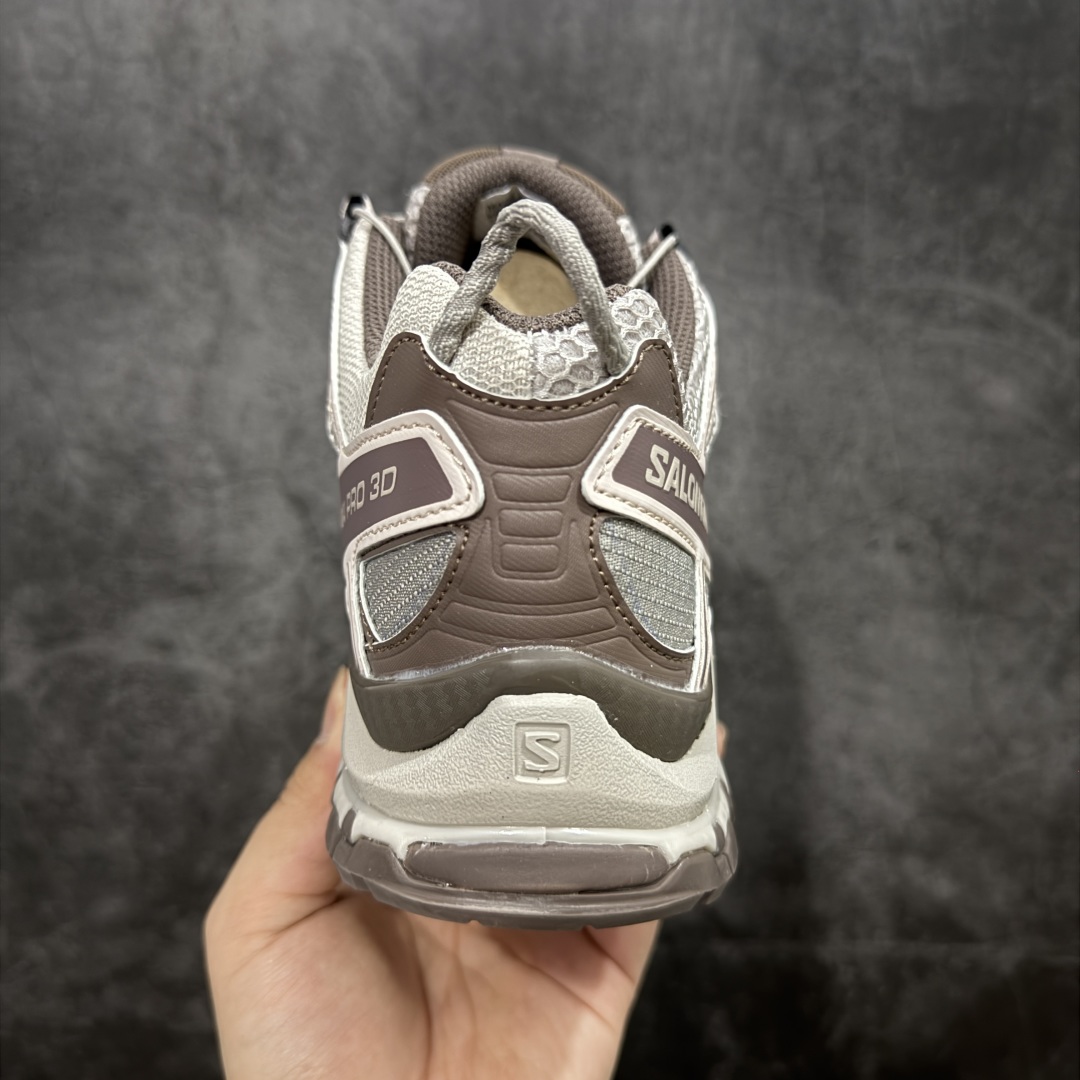 图片[4]-【PK版本】全新版本出货 纯原大厂出品 萨洛蒙 Salomon XA PRO 3D 户外轻便机能鞋 银云灰 475977 纯原外贸平台特供订单 耗时半年巨作 全套原纸板楦头开发 原厂特供网布配套加持 确保原汁原味 完美呈现版型 原档数据独家私模五层组合大底 男女鞋同步官方开发至46.5 原装Ortholite轻量化鞋垫 中底布带钢印编号 原厂TPU锁扣 进口港宝加持 后跟自然饱满 还原公司包裹性 鞋面以“锯齿”状的包裹系统呈现 在基色底之下加入了各种色点缀 将公司的最新技术和时尚前卫的造型融入耐用的长跑款式中 鞋面由 TPU 薄膜制成 并焊接在高耐磨网眼上 使其既时尚又坚固 由 ACS底盘支撑 可增强稳定性和支撑力 以及由橡胶凸耳 Contragrip外底覆盖的 EVA 缓冲中底 旨在应对崎岖的地形 鞋舌上的彩色Salomon 标签、Quicklace 系统以及鞋头、鞋舌和鞋跟上的附加品牌使细节更加完美 让穿着者可以轻松驾驭户外与通勤下的任何运动生活场景 无缝鞋身户外随意纵横 颜值与脚感兼备 出街通勤 绝对非常吸睛 你值得拥有 尺码：36 36.5 37 38 38.5 39 40 40.5 41 42 42.5 43 44 44.5 45 46-选品中心