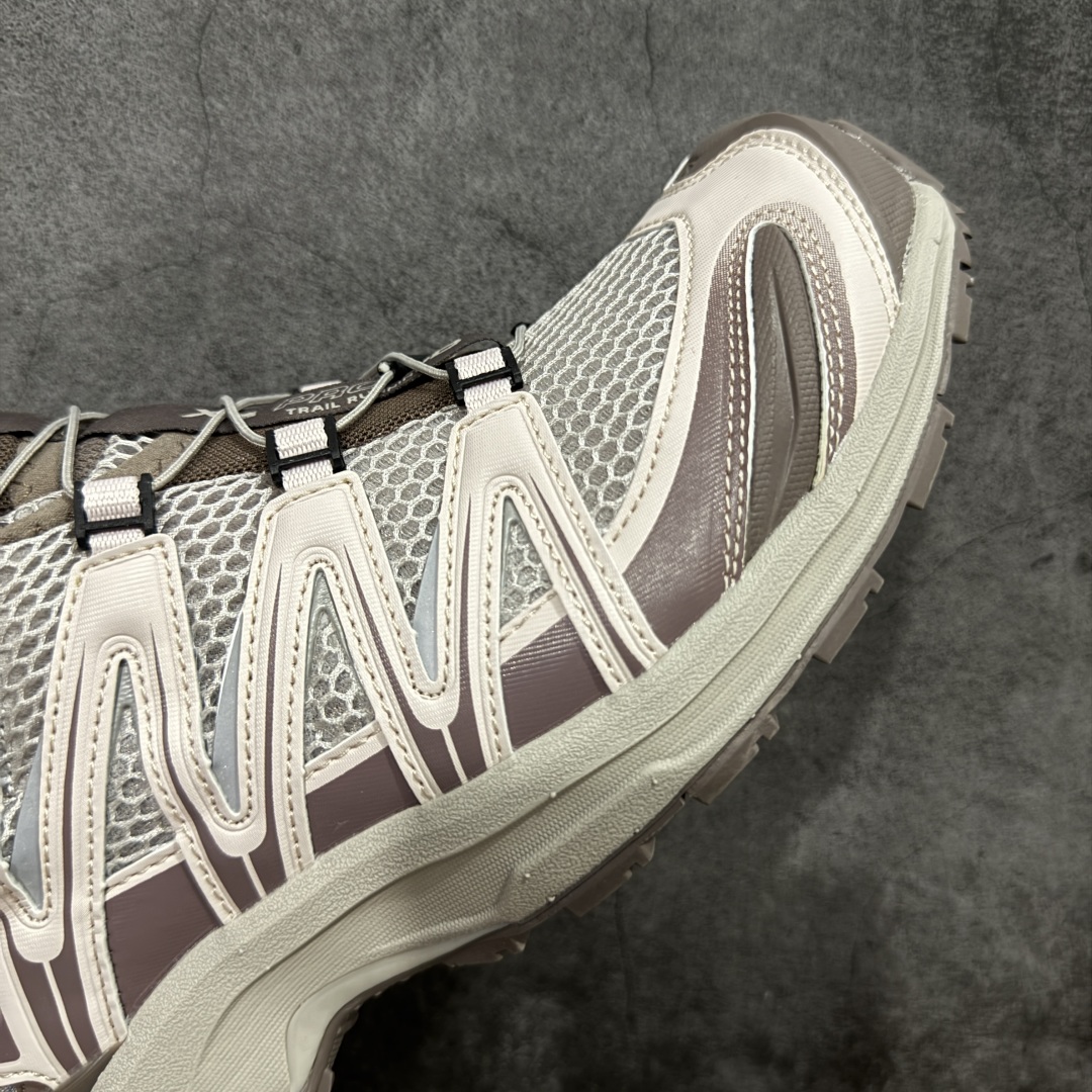 图片[6]-【PK版本】全新版本出货 纯原大厂出品 萨洛蒙 Salomon XA PRO 3D 户外轻便机能鞋 银云灰 475977 纯原外贸平台特供订单 耗时半年巨作 全套原纸板楦头开发 原厂特供网布配套加持 确保原汁原味 完美呈现版型 原档数据独家私模五层组合大底 男女鞋同步官方开发至46.5 原装Ortholite轻量化鞋垫 中底布带钢印编号 原厂TPU锁扣 进口港宝加持 后跟自然饱满 还原公司包裹性 鞋面以“锯齿”状的包裹系统呈现 在基色底之下加入了各种色点缀 将公司的最新技术和时尚前卫的造型融入耐用的长跑款式中 鞋面由 TPU 薄膜制成 并焊接在高耐磨网眼上 使其既时尚又坚固 由 ACS底盘支撑 可增强稳定性和支撑力 以及由橡胶凸耳 Contragrip外底覆盖的 EVA 缓冲中底 旨在应对崎岖的地形 鞋舌上的彩色Salomon 标签、Quicklace 系统以及鞋头、鞋舌和鞋跟上的附加品牌使细节更加完美 让穿着者可以轻松驾驭户外与通勤下的任何运动生活场景 无缝鞋身户外随意纵横 颜值与脚感兼备 出街通勤 绝对非常吸睛 你值得拥有 尺码：36 36.5 37 38 38.5 39 40 40.5 41 42 42.5 43 44 44.5 45 46-选品中心