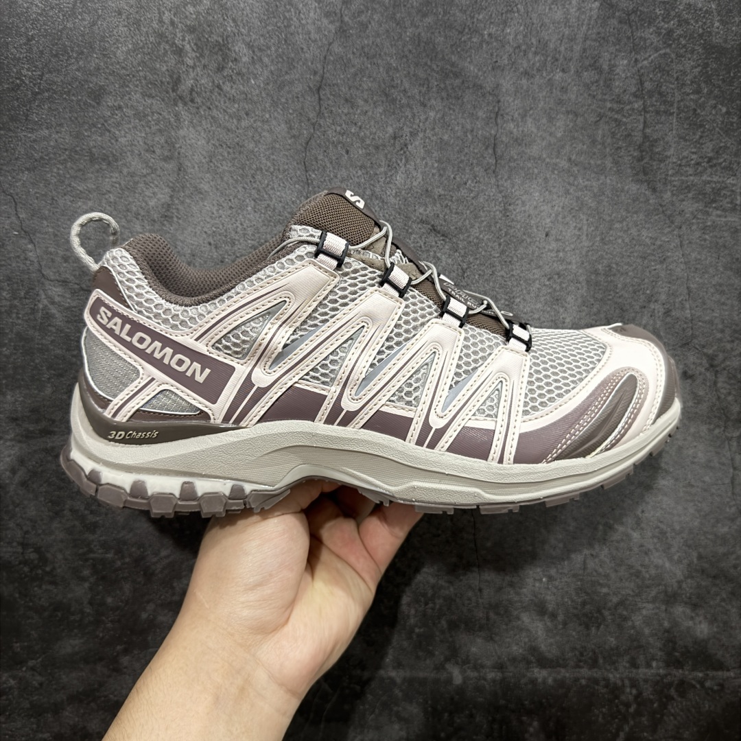 【PK版本】全新版本出货 纯原大厂出品 萨洛蒙 Salomon XA PRO 3D 户外轻便机能鞋 银云灰 475977 纯原外贸平台特供订单 耗时半年巨作 全套原纸板楦头开发 原厂特供网布配套加持 确保原汁原味 完美呈现版型 原档数据独家私模五层组合大底 男女鞋同步官方开发至46.5 原装Ortholite轻量化鞋垫 中底布带钢印编号 原厂TPU锁扣 进口港宝加持 后跟自然饱满 还原公司包裹性 鞋面以“锯齿”状的包裹系统呈现 在基色底之下加入了各种色点缀 将公司的最新技术和时尚前卫的造型融入耐用的长跑款式中 鞋面由 TPU 薄膜制成 并焊接在高耐磨网眼上 使其既时尚又坚固 由 ACS底盘支撑 可增强稳定性和支撑力 以及由橡胶凸耳 Contragrip外底覆盖的 EVA 缓冲中底 旨在应对崎岖的地形 鞋舌上的彩色Salomon 标签、Quicklace 系统以及鞋头、鞋舌和鞋跟上的附加品牌使细节更加完美 让穿着者可以轻松驾驭户外与通勤下的任何运动生活场景 无缝鞋身户外随意纵横 颜值与脚感兼备 出街通勤 绝对非常吸睛 你值得拥有 尺码:36 36.5 37 38 38.5 39 40 40.5 41 42 42.5 43 44 44.5 45 46-选品中心