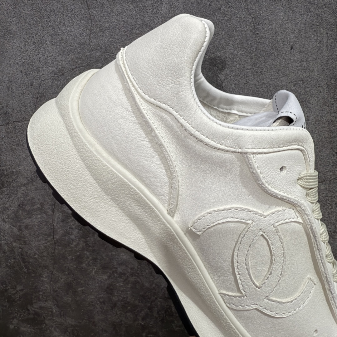 图片[7]-【东莞代购版】Chanel 25C 早春度假款运动休闲鞋 超级推荐这一季的这款运动鞋真的要入！ 轻到不得了，超薄，显脚小加上做旧复古奶白色 舒适感真的是奢侈品里的行业标杆 香奈儿25C米白色运动鞋 看着有点小老头皱巴巴但是上脚很好穿很百搭啊 chanel 25C 踩屎感运动鞋25C 另外一双鞋鞋也很软诶！ 米色也很好搭配的 喜欢爬山户外运动者可入哈哈简直不要太舒服 耐看，好穿绝对仙女款超级舒服，百搭率性的休闲运动风，飒爽又自然，演绎香奈儿的时髦女性气质 百搭小白鞋款式搭配不会出错撞色搭配活力满满啊侧面压印logo 上脚很秀 尺码： 35-40-选品中心