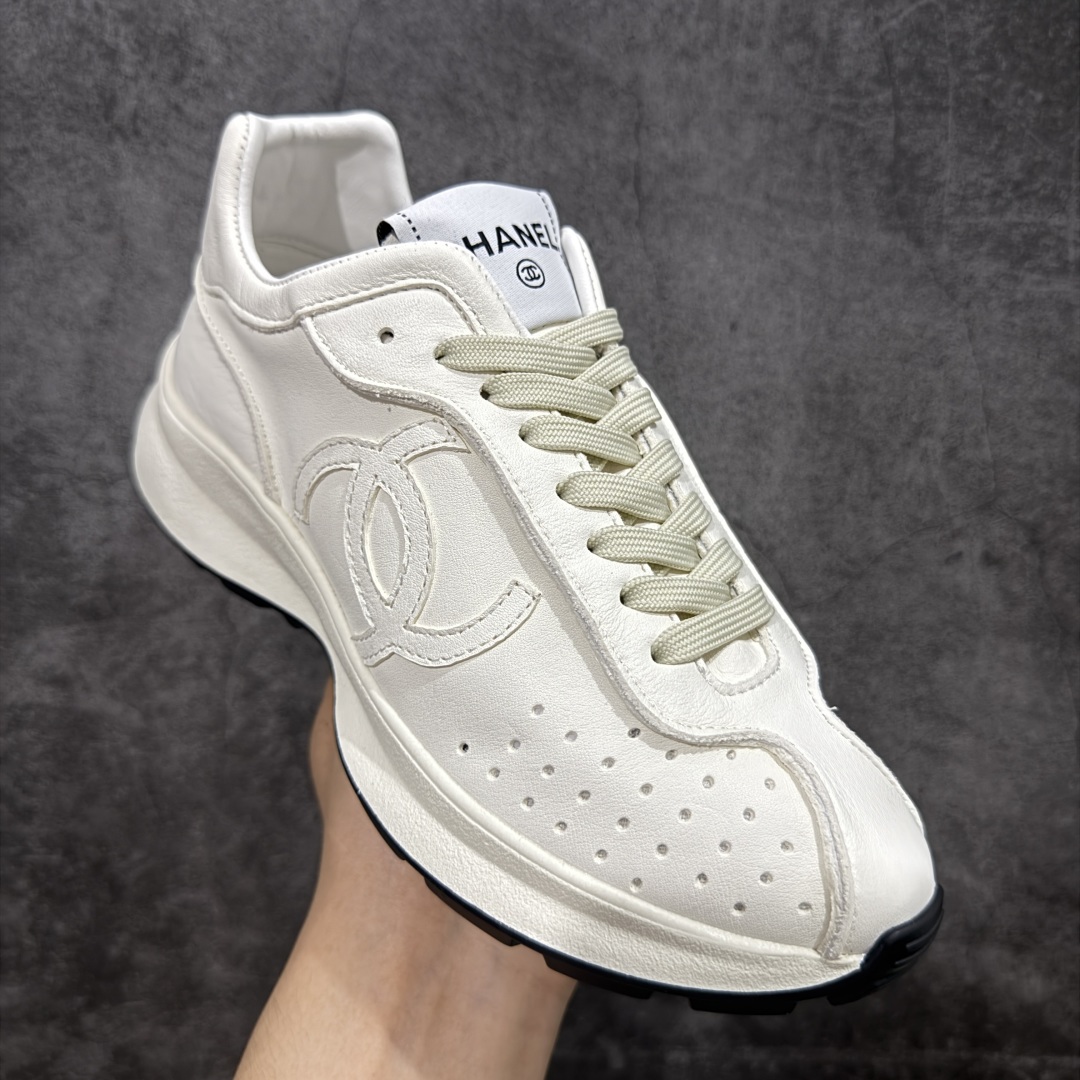 图片[3]-【东莞代购版】Chanel 25C 早春度假款运动休闲鞋 超级推荐这一季的这款运动鞋真的要入！ 轻到不得了，超薄，显脚小加上做旧复古奶白色 舒适感真的是奢侈品里的行业标杆 香奈儿25C米白色运动鞋 看着有点小老头皱巴巴但是上脚很好穿很百搭啊 chanel 25C 踩屎感运动鞋25C 另外一双鞋鞋也很软诶！ 米色也很好搭配的 喜欢爬山户外运动者可入哈哈简直不要太舒服 耐看，好穿绝对仙女款超级舒服，百搭率性的休闲运动风，飒爽又自然，演绎香奈儿的时髦女性气质 百搭小白鞋款式搭配不会出错撞色搭配活力满满啊侧面压印logo 上脚很秀 尺码： 35-40-选品中心