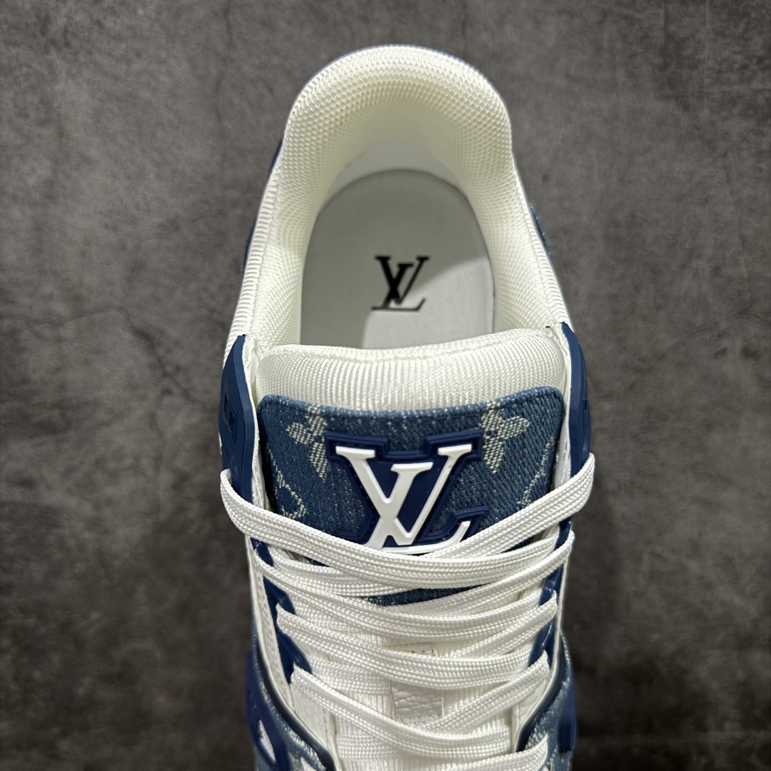 图片[8]-【顶级性价比版本】LV Trainer 白蓝牛仔 双层飞机礼盒 中高端品质 价格超值不杀猪 非市面假特价版本 广东产 顶级品质 真材实料 不偷材料 市售数一数二的好货 放眼市场同价格绝对找不到比他更好的货⚠️ 工厂长期补货 价格优势供应 所有配色均原版购入开发打造 正确原版 超高还原度 空胶工艺 各细节到位 鞋面为细柔小牛皮 厚实织物鞋带正确扣子配件 正确牛仔布料无色差 图案对版对位 白色软质荔枝皮 老花压印到位 细节 版型全都没毛病 正确鞋垫 中高端零售 杀猪这个版本没毛病 品质见实拍 无需过多文案赘述！ 尺码：35 36 37 38 39 40 41 42 43 44 45-选品中心