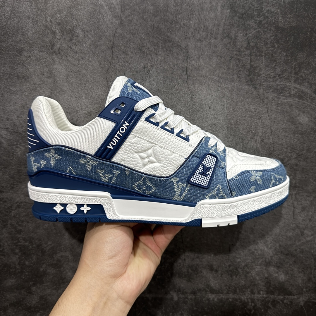 【顶级性价比版本】LV Trainer 白蓝牛仔 双层飞机礼盒 中高端品质 价格超值不杀猪 非市面假特价版本 广东产 顶级品质 真材实料 不偷材料 市售数一数二的好货 放眼市场同价格绝对找不到比他更好的货⚠️ 工厂长期补货 价格优势供应 所有配色均原版购入开发打造 正确原版 超高还原度 空胶工艺 各细节到位 鞋面为细柔小牛皮 厚实织物鞋带正确扣子配件 正确牛仔布料无色差 图案对版对位 白色软质荔枝皮 老花压印到位 细节 版型全都没毛病 正确鞋垫 中高端零售 杀猪这个版本没毛病 品质见实拍 无需过多文案赘述! 尺码:35 36 37 38 39 40 41 42 43 44 45-选品中心