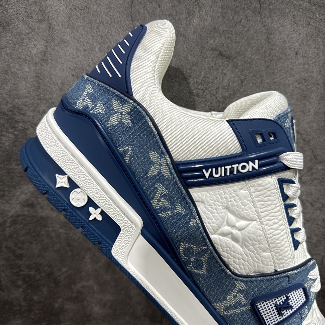 图片[7]-【顶级性价比版本】LV Trainer 白蓝牛仔 双层飞机礼盒 中高端品质 价格超值不杀猪 非市面假特价版本 广东产 顶级品质 真材实料 不偷材料 市售数一数二的好货 放眼市场同价格绝对找不到比他更好的货⚠️ 工厂长期补货 价格优势供应 所有配色均原版购入开发打造 正确原版 超高还原度 空胶工艺 各细节到位 鞋面为细柔小牛皮 厚实织物鞋带正确扣子配件 正确牛仔布料无色差 图案对版对位 白色软质荔枝皮 老花压印到位 细节 版型全都没毛病 正确鞋垫 中高端零售 杀猪这个版本没毛病 品质见实拍 无需过多文案赘述！ 尺码：35 36 37 38 39 40 41 42 43 44 45-选品中心