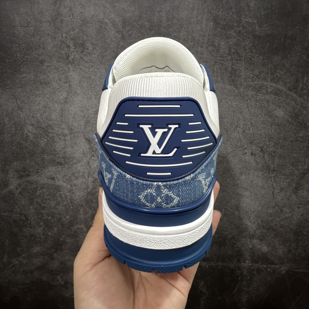 图片[4]-【顶级性价比版本】LV Trainer 白蓝牛仔 双层飞机礼盒 中高端品质 价格超值不杀猪 非市面假特价版本 广东产 顶级品质 真材实料 不偷材料 市售数一数二的好货 放眼市场同价格绝对找不到比他更好的货⚠️ 工厂长期补货 价格优势供应 所有配色均原版购入开发打造 正确原版 超高还原度 空胶工艺 各细节到位 鞋面为细柔小牛皮 厚实织物鞋带正确扣子配件 正确牛仔布料无色差 图案对版对位 白色软质荔枝皮 老花压印到位 细节 版型全都没毛病 正确鞋垫 中高端零售 杀猪这个版本没毛病 品质见实拍 无需过多文案赘述！ 尺码：35 36 37 38 39 40 41 42 43 44 45-选品中心