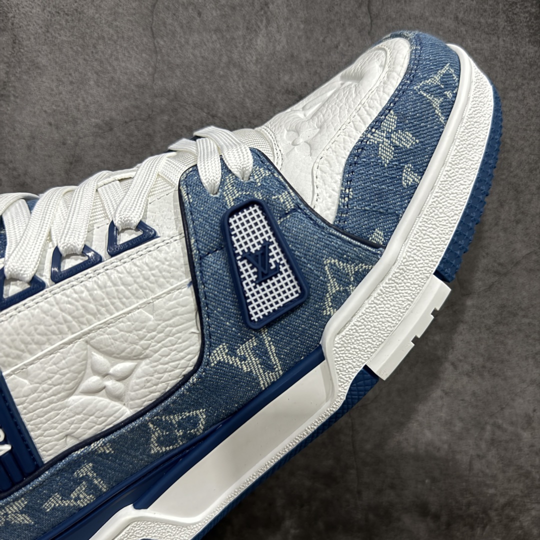 图片[6]-【顶级性价比版本】LV Trainer 白蓝牛仔 双层飞机礼盒 中高端品质 价格超值不杀猪 非市面假特价版本 广东产 顶级品质 真材实料 不偷材料 市售数一数二的好货 放眼市场同价格绝对找不到比他更好的货⚠️ 工厂长期补货 价格优势供应 所有配色均原版购入开发打造 正确原版 超高还原度 空胶工艺 各细节到位 鞋面为细柔小牛皮 厚实织物鞋带正确扣子配件 正确牛仔布料无色差 图案对版对位 白色软质荔枝皮 老花压印到位 细节 版型全都没毛病 正确鞋垫 中高端零售 杀猪这个版本没毛病 品质见实拍 无需过多文案赘述！ 尺码：35 36 37 38 39 40 41 42 43 44 45-选品中心