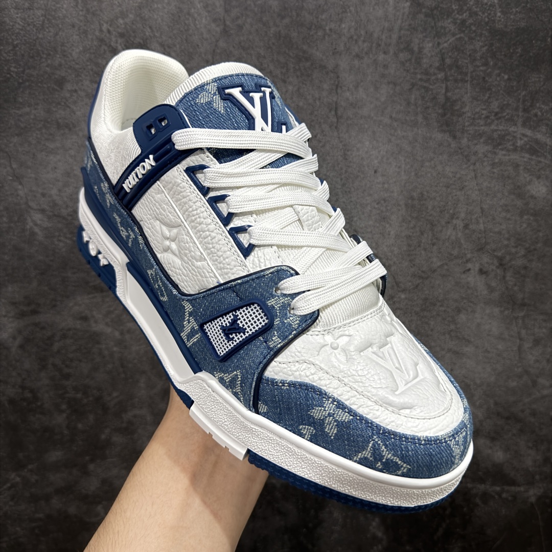 图片[3]-【顶级性价比版本】LV Trainer 白蓝牛仔 双层飞机礼盒 中高端品质 价格超值不杀猪 非市面假特价版本 广东产 顶级品质 真材实料 不偷材料 市售数一数二的好货 放眼市场同价格绝对找不到比他更好的货⚠️ 工厂长期补货 价格优势供应 所有配色均原版购入开发打造 正确原版 超高还原度 空胶工艺 各细节到位 鞋面为细柔小牛皮 厚实织物鞋带正确扣子配件 正确牛仔布料无色差 图案对版对位 白色软质荔枝皮 老花压印到位 细节 版型全都没毛病 正确鞋垫 中高端零售 杀猪这个版本没毛病 品质见实拍 无需过多文案赘述！ 尺码：35 36 37 38 39 40 41 42 43 44 45-选品中心