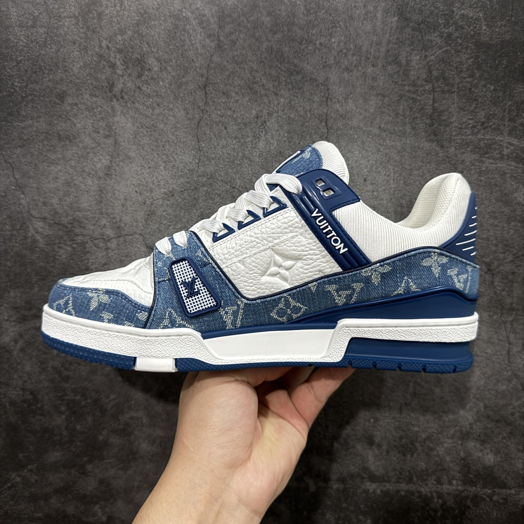 图片[2]-【顶级性价比版本】LV Trainer 白蓝牛仔 双层飞机礼盒 中高端品质 价格超值不杀猪 非市面假特价版本 广东产 顶级品质 真材实料 不偷材料 市售数一数二的好货 放眼市场同价格绝对找不到比他更好的货⚠️ 工厂长期补货 价格优势供应 所有配色均原版购入开发打造 正确原版 超高还原度 空胶工艺 各细节到位 鞋面为细柔小牛皮 厚实织物鞋带正确扣子配件 正确牛仔布料无色差 图案对版对位 白色软质荔枝皮 老花压印到位 细节 版型全都没毛病 正确鞋垫 中高端零售 杀猪这个版本没毛病 品质见实拍 无需过多文案赘述！ 尺码：35 36 37 38 39 40 41 42 43 44 45-选品中心