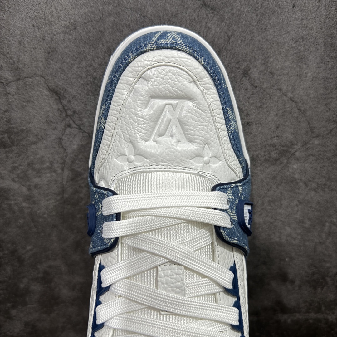 图片[5]-【顶级性价比版本】LV Trainer 白蓝牛仔 双层飞机礼盒 中高端品质 价格超值不杀猪 非市面假特价版本 广东产 顶级品质 真材实料 不偷材料 市售数一数二的好货 放眼市场同价格绝对找不到比他更好的货⚠️ 工厂长期补货 价格优势供应 所有配色均原版购入开发打造 正确原版 超高还原度 空胶工艺 各细节到位 鞋面为细柔小牛皮 厚实织物鞋带正确扣子配件 正确牛仔布料无色差 图案对版对位 白色软质荔枝皮 老花压印到位 细节 版型全都没毛病 正确鞋垫 中高端零售 杀猪这个版本没毛病 品质见实拍 无需过多文案赘述！ 尺码：35 36 37 38 39 40 41 42 43 44 45-选品中心