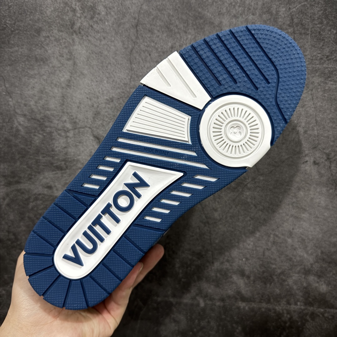 图片[9]-【顶级性价比版本】LV Trainer 白蓝牛仔 双层飞机礼盒 中高端品质 价格超值不杀猪 非市面假特价版本 广东产 顶级品质 真材实料 不偷材料 市售数一数二的好货 放眼市场同价格绝对找不到比他更好的货⚠️ 工厂长期补货 价格优势供应 所有配色均原版购入开发打造 正确原版 超高还原度 空胶工艺 各细节到位 鞋面为细柔小牛皮 厚实织物鞋带正确扣子配件 正确牛仔布料无色差 图案对版对位 白色软质荔枝皮 老花压印到位 细节 版型全都没毛病 正确鞋垫 中高端零售 杀猪这个版本没毛病 品质见实拍 无需过多文案赘述！ 尺码：35 36 37 38 39 40 41 42 43 44 45-选品中心