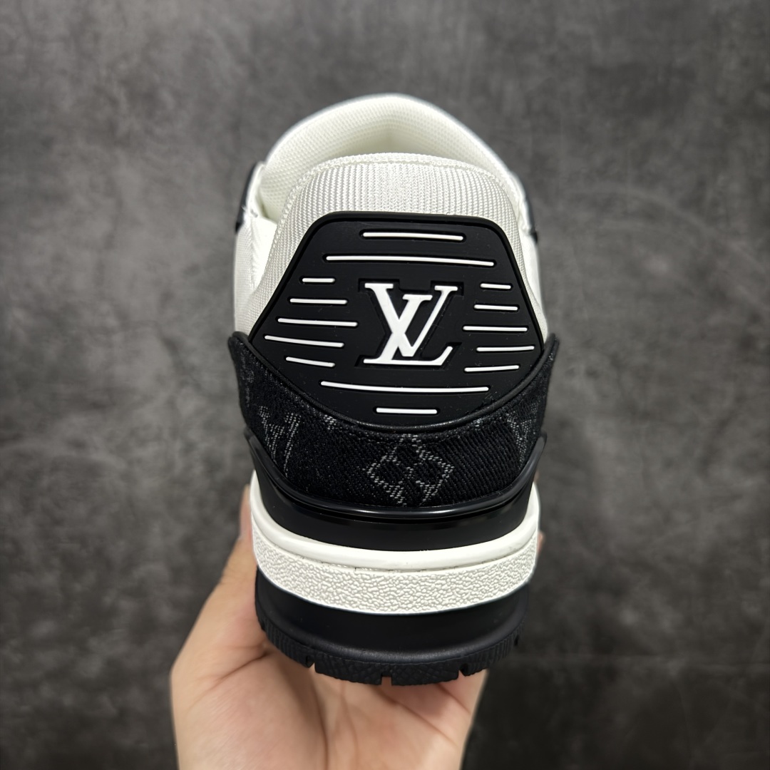 图片[4]-【顶级性价比版本】LV Trainer 白黑牛仔 双层飞机礼盒 中高端品质 价格超值不杀猪 非市面假特价版本 广东产 顶级品质 真材实料 不偷材料 市售数一数二的好货 放眼市场同价格绝对找不到比他更好的货⚠️ 工厂长期补货 价格优势供应 所有配色均原版购入开发打造 正确原版 超高还原度 空胶工艺 各细节到位 鞋面为细柔小牛皮 厚实织物鞋带正确扣子配件 正确牛仔布料无色差 图案对版对位 白色软质荔枝皮 老花压印到位 细节 版型全都没毛病 正确鞋垫 中高端零售 杀猪这个版本没毛病 品质见实拍 无需过多文案赘述！ 尺码：35 36 37 38 39 40 41 42 43 44 45 46-选品中心