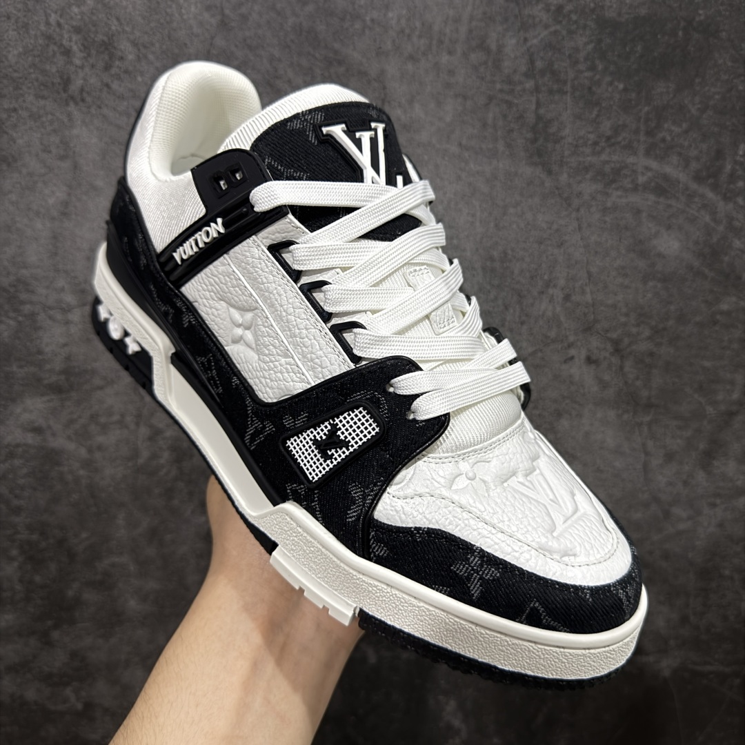 图片[3]-【顶级性价比版本】LV Trainer 白黑牛仔 双层飞机礼盒 中高端品质 价格超值不杀猪 非市面假特价版本 广东产 顶级品质 真材实料 不偷材料 市售数一数二的好货 放眼市场同价格绝对找不到比他更好的货⚠️ 工厂长期补货 价格优势供应 所有配色均原版购入开发打造 正确原版 超高还原度 空胶工艺 各细节到位 鞋面为细柔小牛皮 厚实织物鞋带正确扣子配件 正确牛仔布料无色差 图案对版对位 白色软质荔枝皮 老花压印到位 细节 版型全都没毛病 正确鞋垫 中高端零售 杀猪这个版本没毛病 品质见实拍 无需过多文案赘述！ 尺码：35 36 37 38 39 40 41 42 43 44 45 46-选品中心