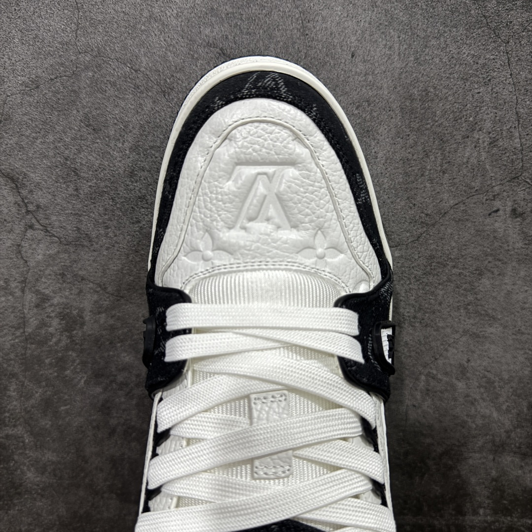 图片[5]-【顶级性价比版本】LV Trainer 白黑牛仔 双层飞机礼盒 中高端品质 价格超值不杀猪 非市面假特价版本 广东产 顶级品质 真材实料 不偷材料 市售数一数二的好货 放眼市场同价格绝对找不到比他更好的货⚠️ 工厂长期补货 价格优势供应 所有配色均原版购入开发打造 正确原版 超高还原度 空胶工艺 各细节到位 鞋面为细柔小牛皮 厚实织物鞋带正确扣子配件 正确牛仔布料无色差 图案对版对位 白色软质荔枝皮 老花压印到位 细节 版型全都没毛病 正确鞋垫 中高端零售 杀猪这个版本没毛病 品质见实拍 无需过多文案赘述！ 尺码：35 36 37 38 39 40 41 42 43 44 45 46-选品中心