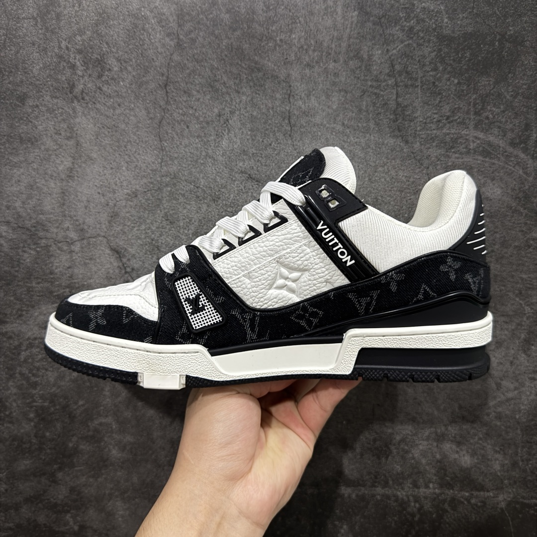 图片[2]-【顶级性价比版本】LV Trainer 白黑牛仔 双层飞机礼盒 中高端品质 价格超值不杀猪 非市面假特价版本 广东产 顶级品质 真材实料 不偷材料 市售数一数二的好货 放眼市场同价格绝对找不到比他更好的货⚠️ 工厂长期补货 价格优势供应 所有配色均原版购入开发打造 正确原版 超高还原度 空胶工艺 各细节到位 鞋面为细柔小牛皮 厚实织物鞋带正确扣子配件 正确牛仔布料无色差 图案对版对位 白色软质荔枝皮 老花压印到位 细节 版型全都没毛病 正确鞋垫 中高端零售 杀猪这个版本没毛病 品质见实拍 无需过多文案赘述！ 尺码：35 36 37 38 39 40 41 42 43 44 45 46-选品中心