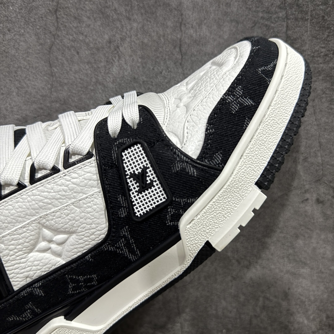 图片[6]-【顶级性价比版本】LV Trainer 白黑牛仔 双层飞机礼盒 中高端品质 价格超值不杀猪 非市面假特价版本 广东产 顶级品质 真材实料 不偷材料 市售数一数二的好货 放眼市场同价格绝对找不到比他更好的货⚠️ 工厂长期补货 价格优势供应 所有配色均原版购入开发打造 正确原版 超高还原度 空胶工艺 各细节到位 鞋面为细柔小牛皮 厚实织物鞋带正确扣子配件 正确牛仔布料无色差 图案对版对位 白色软质荔枝皮 老花压印到位 细节 版型全都没毛病 正确鞋垫 中高端零售 杀猪这个版本没毛病 品质见实拍 无需过多文案赘述！ 尺码：35 36 37 38 39 40 41 42 43 44 45 46-选品中心