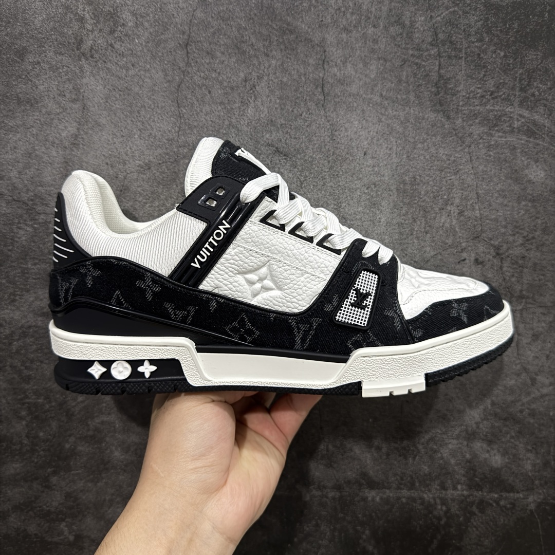 【顶级性价比版本】LV Trainer 白黑牛仔 双层飞机礼盒 中高端品质 价格超值不杀猪 非市面假特价版本 广东产 顶级品质 真材实料 不偷材料 市售数一数二的好货 放眼市场同价格绝对找不到比他更好的货⚠️ 工厂长期补货 价格优势供应 所有配色均原版购入开发打造 正确原版 超高还原度 空胶工艺 各细节到位 鞋面为细柔小牛皮 厚实织物鞋带正确扣子配件 正确牛仔布料无色差 图案对版对位 白色软质荔枝皮 老花压印到位 细节 版型全都没毛病 正确鞋垫 中高端零售 杀猪这个版本没毛病 品质见实拍 无需过多文案赘述! 尺码:35 36 37 38 39 40 41 42 43 44 45 46-选品中心