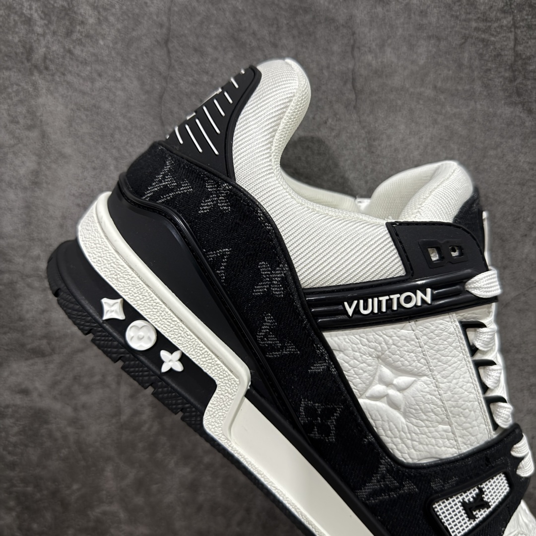 图片[7]-【顶级性价比版本】LV Trainer 白黑牛仔 双层飞机礼盒 中高端品质 价格超值不杀猪 非市面假特价版本 广东产 顶级品质 真材实料 不偷材料 市售数一数二的好货 放眼市场同价格绝对找不到比他更好的货⚠️ 工厂长期补货 价格优势供应 所有配色均原版购入开发打造 正确原版 超高还原度 空胶工艺 各细节到位 鞋面为细柔小牛皮 厚实织物鞋带正确扣子配件 正确牛仔布料无色差 图案对版对位 白色软质荔枝皮 老花压印到位 细节 版型全都没毛病 正确鞋垫 中高端零售 杀猪这个版本没毛病 品质见实拍 无需过多文案赘述！ 尺码：35 36 37 38 39 40 41 42 43 44 45 46-选品中心