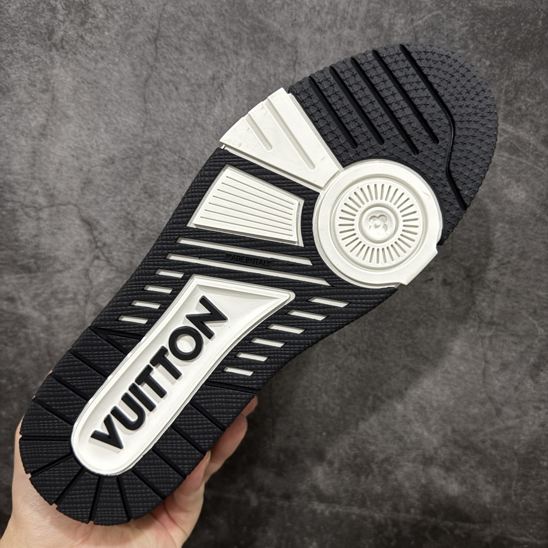 图片[9]-【顶级性价比版本】LV Trainer 白黑牛仔 双层飞机礼盒 中高端品质 价格超值不杀猪 非市面假特价版本 广东产 顶级品质 真材实料 不偷材料 市售数一数二的好货 放眼市场同价格绝对找不到比他更好的货⚠️ 工厂长期补货 价格优势供应 所有配色均原版购入开发打造 正确原版 超高还原度 空胶工艺 各细节到位 鞋面为细柔小牛皮 厚实织物鞋带正确扣子配件 正确牛仔布料无色差 图案对版对位 白色软质荔枝皮 老花压印到位 细节 版型全都没毛病 正确鞋垫 中高端零售 杀猪这个版本没毛病 品质见实拍 无需过多文案赘述！ 尺码：35 36 37 38 39 40 41 42 43 44 45 46-选品中心