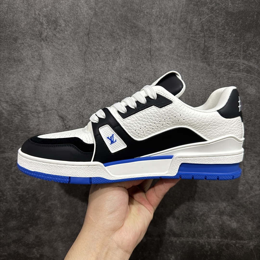 图片[2]-【顶级性价比版本】LV Trainer 黑白蓝 双层飞机礼盒 中高端品质 价格超值不杀猪 非市面假特价版本 广东产 顶级品质 真材实料 不偷材料 市售数一数二的好货 放眼市场同价格绝对找不到比他更好的货⚠️ 工厂长期补货 价格优势供应 所有配色均原版购入开发打造 正确原版 超高还原度 空胶工艺 各细节到位 鞋面为细柔小牛皮 厚实织物鞋带正确扣子配件 正确牛仔布料无色差 图案对版对位 白色软质荔枝皮 老花压印到位 细节 版型全都没毛病 正确鞋垫 中高端零售 杀猪这个版本没毛病 品质见实拍 无需过多文案赘述！ 尺码：35 36 37 38 39 40 41 42 43 44 45 46-选品中心