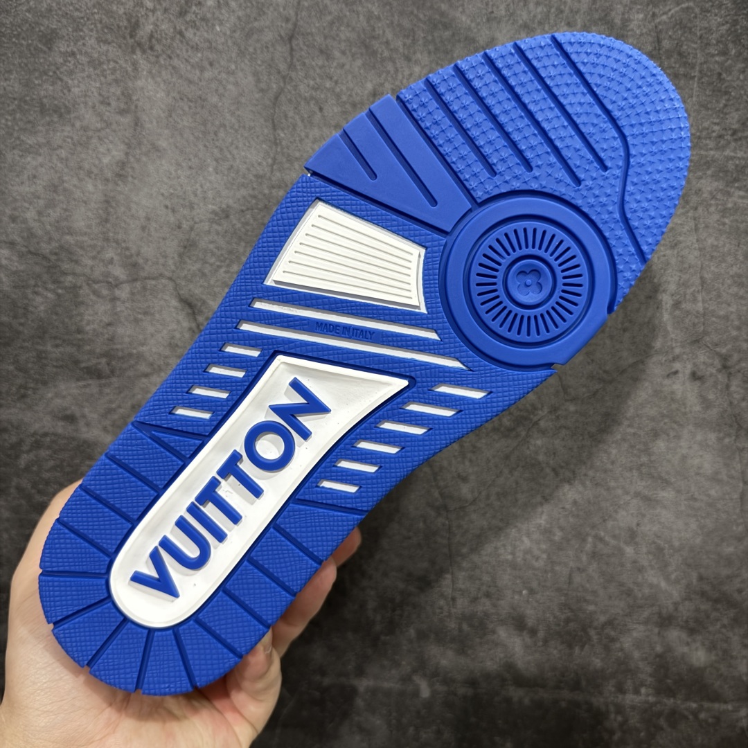 图片[9]-【顶级性价比版本】LV Trainer 黑白蓝 双层飞机礼盒 中高端品质 价格超值不杀猪 非市面假特价版本 广东产 顶级品质 真材实料 不偷材料 市售数一数二的好货 放眼市场同价格绝对找不到比他更好的货⚠️ 工厂长期补货 价格优势供应 所有配色均原版购入开发打造 正确原版 超高还原度 空胶工艺 各细节到位 鞋面为细柔小牛皮 厚实织物鞋带正确扣子配件 正确牛仔布料无色差 图案对版对位 白色软质荔枝皮 老花压印到位 细节 版型全都没毛病 正确鞋垫 中高端零售 杀猪这个版本没毛病 品质见实拍 无需过多文案赘述！ 尺码：35 36 37 38 39 40 41 42 43 44 45 46-选品中心