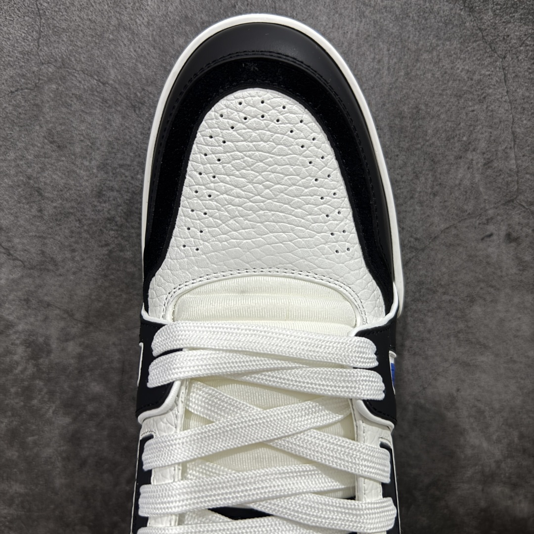 图片[5]-【顶级性价比版本】LV Trainer 黑白蓝 双层飞机礼盒 中高端品质 价格超值不杀猪 非市面假特价版本 广东产 顶级品质 真材实料 不偷材料 市售数一数二的好货 放眼市场同价格绝对找不到比他更好的货⚠️ 工厂长期补货 价格优势供应 所有配色均原版购入开发打造 正确原版 超高还原度 空胶工艺 各细节到位 鞋面为细柔小牛皮 厚实织物鞋带正确扣子配件 正确牛仔布料无色差 图案对版对位 白色软质荔枝皮 老花压印到位 细节 版型全都没毛病 正确鞋垫 中高端零售 杀猪这个版本没毛病 品质见实拍 无需过多文案赘述！ 尺码：35 36 37 38 39 40 41 42 43 44 45 46-选品中心