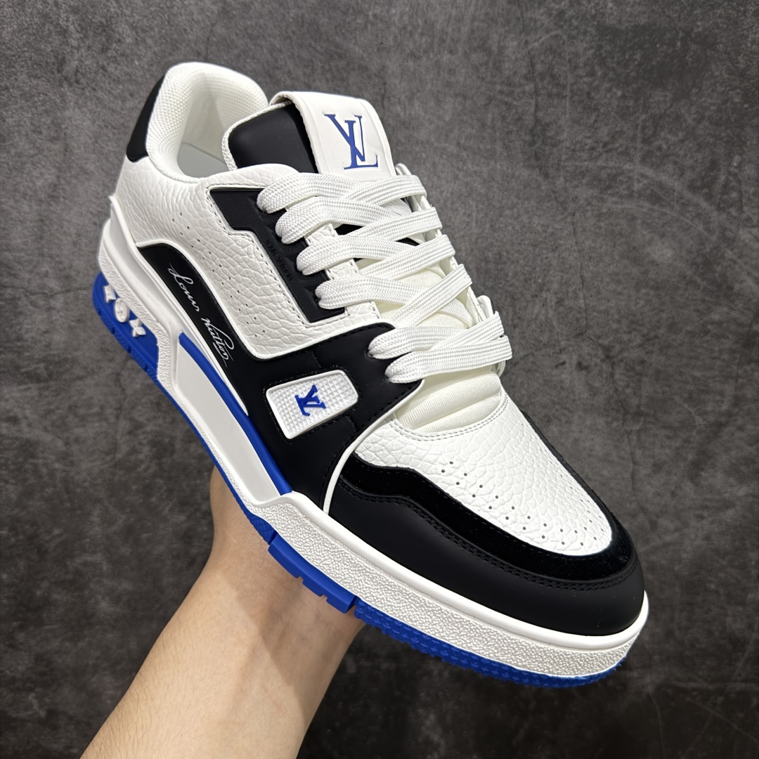 图片[3]-【顶级性价比版本】LV Trainer 黑白蓝 双层飞机礼盒 中高端品质 价格超值不杀猪 非市面假特价版本 广东产 顶级品质 真材实料 不偷材料 市售数一数二的好货 放眼市场同价格绝对找不到比他更好的货⚠️ 工厂长期补货 价格优势供应 所有配色均原版购入开发打造 正确原版 超高还原度 空胶工艺 各细节到位 鞋面为细柔小牛皮 厚实织物鞋带正确扣子配件 正确牛仔布料无色差 图案对版对位 白色软质荔枝皮 老花压印到位 细节 版型全都没毛病 正确鞋垫 中高端零售 杀猪这个版本没毛病 品质见实拍 无需过多文案赘述！ 尺码：35 36 37 38 39 40 41 42 43 44 45 46-选品中心