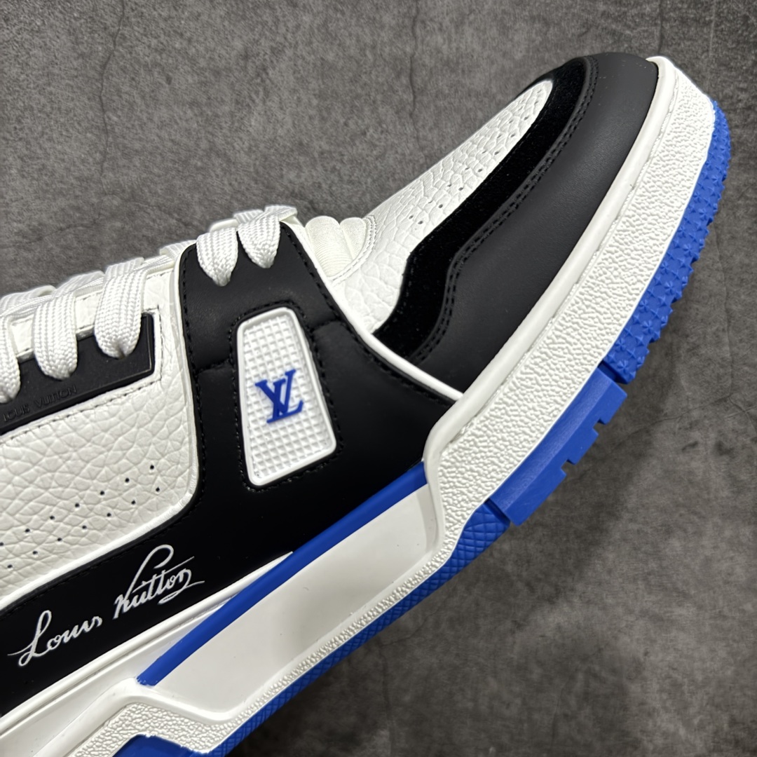 图片[6]-【顶级性价比版本】LV Trainer 黑白蓝 双层飞机礼盒 中高端品质 价格超值不杀猪 非市面假特价版本 广东产 顶级品质 真材实料 不偷材料 市售数一数二的好货 放眼市场同价格绝对找不到比他更好的货⚠️ 工厂长期补货 价格优势供应 所有配色均原版购入开发打造 正确原版 超高还原度 空胶工艺 各细节到位 鞋面为细柔小牛皮 厚实织物鞋带正确扣子配件 正确牛仔布料无色差 图案对版对位 白色软质荔枝皮 老花压印到位 细节 版型全都没毛病 正确鞋垫 中高端零售 杀猪这个版本没毛病 品质见实拍 无需过多文案赘述！ 尺码：35 36 37 38 39 40 41 42 43 44 45 46-选品中心