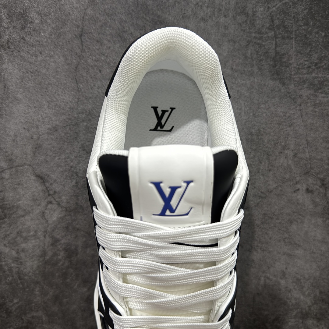 图片[8]-【顶级性价比版本】LV Trainer 黑白蓝 双层飞机礼盒 中高端品质 价格超值不杀猪 非市面假特价版本 广东产 顶级品质 真材实料 不偷材料 市售数一数二的好货 放眼市场同价格绝对找不到比他更好的货⚠️ 工厂长期补货 价格优势供应 所有配色均原版购入开发打造 正确原版 超高还原度 空胶工艺 各细节到位 鞋面为细柔小牛皮 厚实织物鞋带正确扣子配件 正确牛仔布料无色差 图案对版对位 白色软质荔枝皮 老花压印到位 细节 版型全都没毛病 正确鞋垫 中高端零售 杀猪这个版本没毛病 品质见实拍 无需过多文案赘述！ 尺码：35 36 37 38 39 40 41 42 43 44 45 46-选品中心