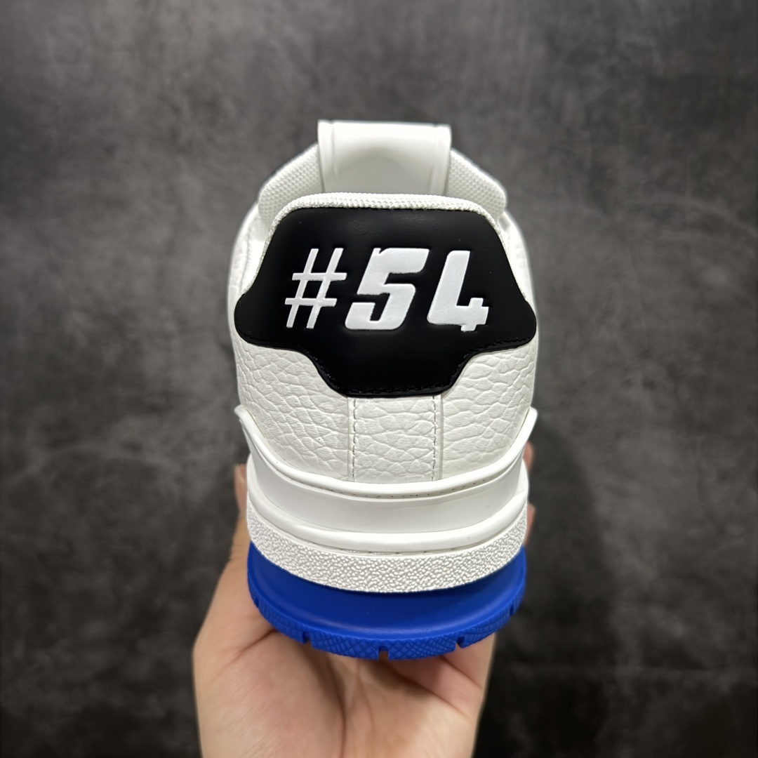 图片[4]-【顶级性价比版本】LV Trainer 黑白蓝 双层飞机礼盒 中高端品质 价格超值不杀猪 非市面假特价版本 广东产 顶级品质 真材实料 不偷材料 市售数一数二的好货 放眼市场同价格绝对找不到比他更好的货⚠️ 工厂长期补货 价格优势供应 所有配色均原版购入开发打造 正确原版 超高还原度 空胶工艺 各细节到位 鞋面为细柔小牛皮 厚实织物鞋带正确扣子配件 正确牛仔布料无色差 图案对版对位 白色软质荔枝皮 老花压印到位 细节 版型全都没毛病 正确鞋垫 中高端零售 杀猪这个版本没毛病 品质见实拍 无需过多文案赘述！ 尺码：35 36 37 38 39 40 41 42 43 44 45 46-选品中心