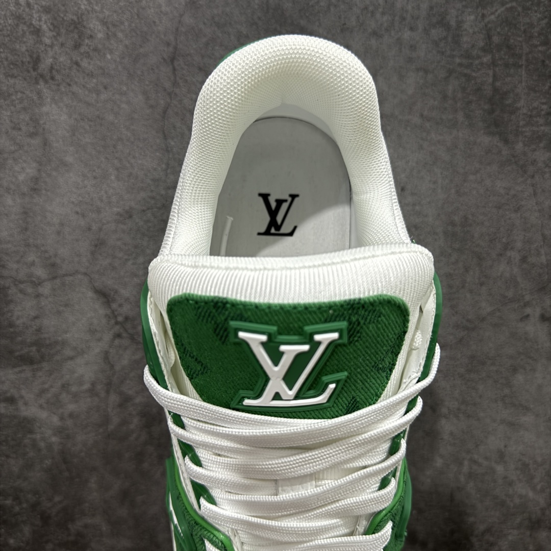 图片[8]-【顶级性价比版本】LV Trainer 白绿牛仔 双层飞机礼盒 中高端品质 价格超值不杀猪 非市面假特价版本 广东产 顶级品质 真材实料 不偷材料 市售数一数二的好货 放眼市场同价格绝对找不到比他更好的货⚠️ 工厂长期补货 价格优势供应 所有配色均原版购入开发打造 正确原版 超高还原度 空胶工艺 各细节到位 鞋面为细柔小牛皮 厚实织物鞋带正确扣子配件 正确牛仔布料无色差 图案对版对位 白色软质荔枝皮 老花压印到位 细节 版型全都没毛病 正确鞋垫 中高端零售 杀猪这个版本没毛病 品质见实拍 无需过多文案赘述！ 尺码：35 36 37 38 39 40 41 42 43 44 45-选品中心