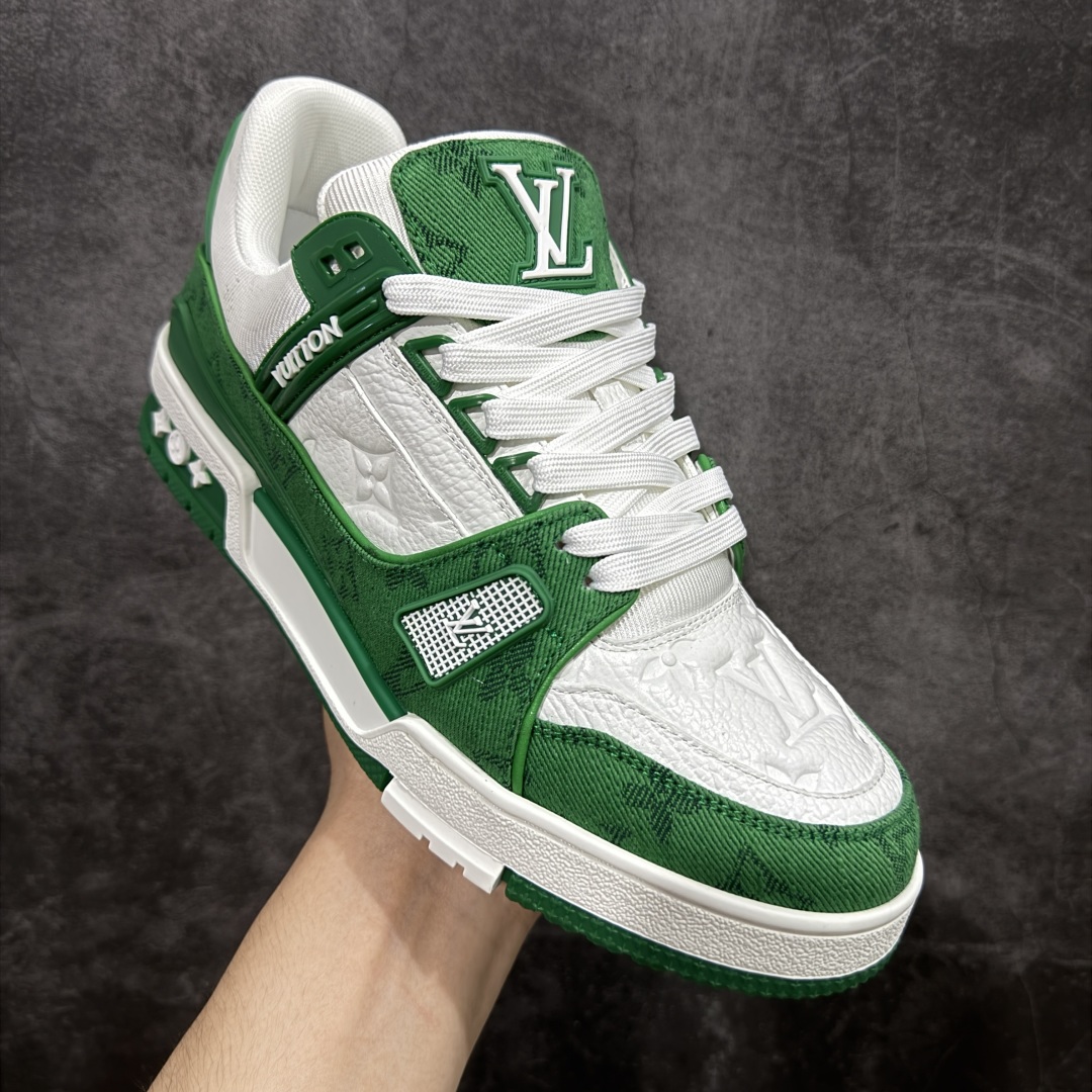 图片[3]-【顶级性价比版本】LV Trainer 白绿牛仔 双层飞机礼盒 中高端品质 价格超值不杀猪 非市面假特价版本 广东产 顶级品质 真材实料 不偷材料 市售数一数二的好货 放眼市场同价格绝对找不到比他更好的货⚠️ 工厂长期补货 价格优势供应 所有配色均原版购入开发打造 正确原版 超高还原度 空胶工艺 各细节到位 鞋面为细柔小牛皮 厚实织物鞋带正确扣子配件 正确牛仔布料无色差 图案对版对位 白色软质荔枝皮 老花压印到位 细节 版型全都没毛病 正确鞋垫 中高端零售 杀猪这个版本没毛病 品质见实拍 无需过多文案赘述！ 尺码：35 36 37 38 39 40 41 42 43 44 45-选品中心