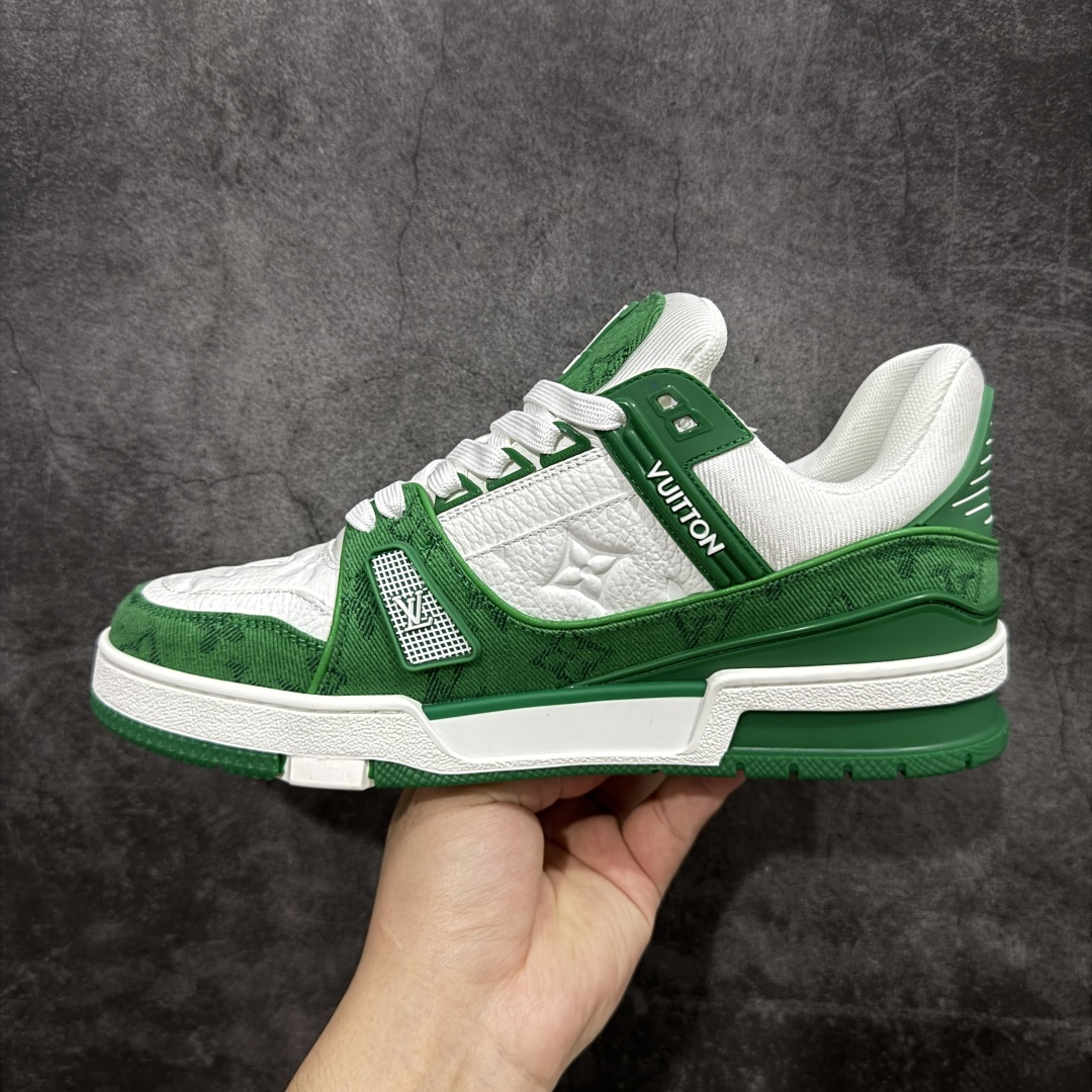 图片[2]-【顶级性价比版本】LV Trainer 白绿牛仔 双层飞机礼盒 中高端品质 价格超值不杀猪 非市面假特价版本 广东产 顶级品质 真材实料 不偷材料 市售数一数二的好货 放眼市场同价格绝对找不到比他更好的货⚠️ 工厂长期补货 价格优势供应 所有配色均原版购入开发打造 正确原版 超高还原度 空胶工艺 各细节到位 鞋面为细柔小牛皮 厚实织物鞋带正确扣子配件 正确牛仔布料无色差 图案对版对位 白色软质荔枝皮 老花压印到位 细节 版型全都没毛病 正确鞋垫 中高端零售 杀猪这个版本没毛病 品质见实拍 无需过多文案赘述！ 尺码：35 36 37 38 39 40 41 42 43 44 45-选品中心