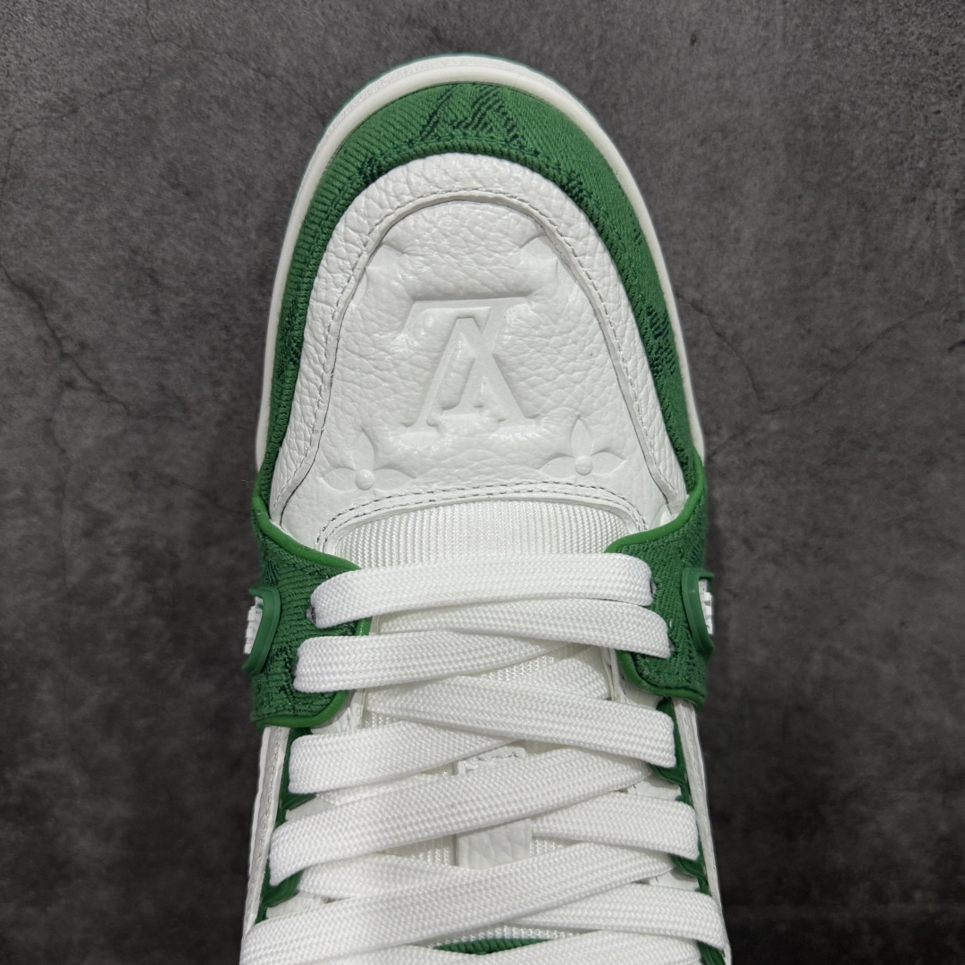 图片[5]-【顶级性价比版本】LV Trainer 白绿牛仔 双层飞机礼盒 中高端品质 价格超值不杀猪 非市面假特价版本 广东产 顶级品质 真材实料 不偷材料 市售数一数二的好货 放眼市场同价格绝对找不到比他更好的货⚠️ 工厂长期补货 价格优势供应 所有配色均原版购入开发打造 正确原版 超高还原度 空胶工艺 各细节到位 鞋面为细柔小牛皮 厚实织物鞋带正确扣子配件 正确牛仔布料无色差 图案对版对位 白色软质荔枝皮 老花压印到位 细节 版型全都没毛病 正确鞋垫 中高端零售 杀猪这个版本没毛病 品质见实拍 无需过多文案赘述！ 尺码：35 36 37 38 39 40 41 42 43 44 45-选品中心