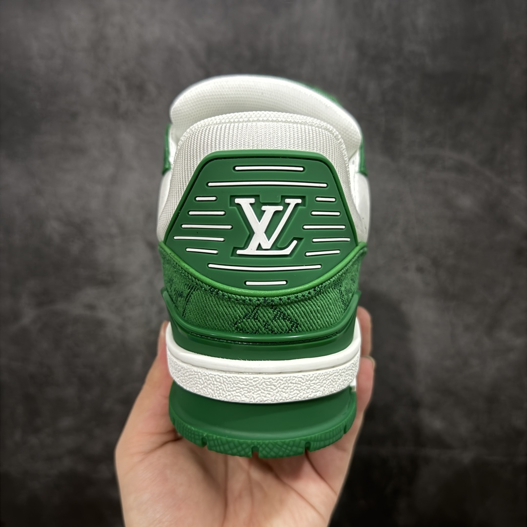 图片[4]-【顶级性价比版本】LV Trainer 白绿牛仔 双层飞机礼盒 中高端品质 价格超值不杀猪 非市面假特价版本 广东产 顶级品质 真材实料 不偷材料 市售数一数二的好货 放眼市场同价格绝对找不到比他更好的货⚠️ 工厂长期补货 价格优势供应 所有配色均原版购入开发打造 正确原版 超高还原度 空胶工艺 各细节到位 鞋面为细柔小牛皮 厚实织物鞋带正确扣子配件 正确牛仔布料无色差 图案对版对位 白色软质荔枝皮 老花压印到位 细节 版型全都没毛病 正确鞋垫 中高端零售 杀猪这个版本没毛病 品质见实拍 无需过多文案赘述！ 尺码：35 36 37 38 39 40 41 42 43 44 45-选品中心