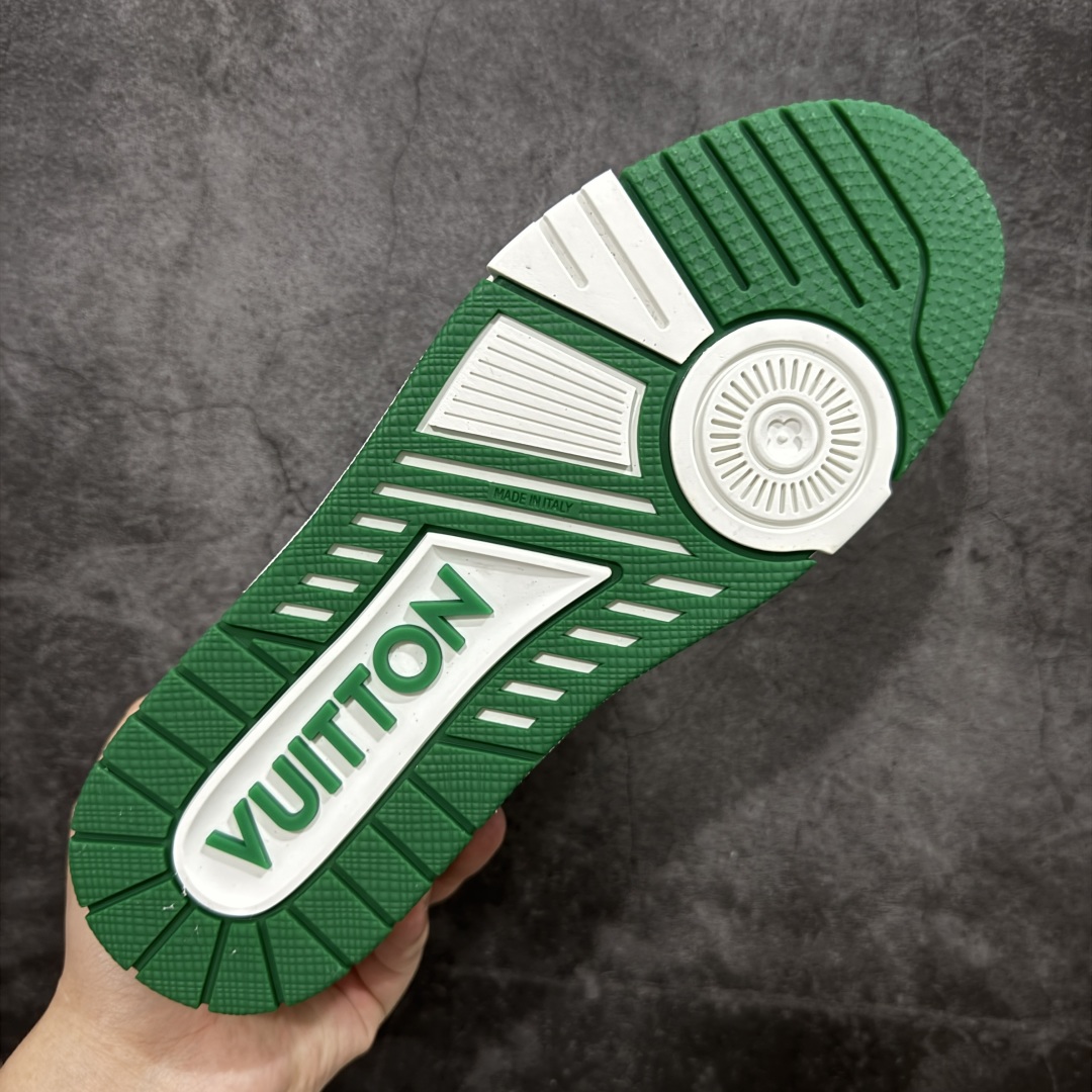 图片[9]-【顶级性价比版本】LV Trainer 白绿牛仔 双层飞机礼盒 中高端品质 价格超值不杀猪 非市面假特价版本 广东产 顶级品质 真材实料 不偷材料 市售数一数二的好货 放眼市场同价格绝对找不到比他更好的货⚠️ 工厂长期补货 价格优势供应 所有配色均原版购入开发打造 正确原版 超高还原度 空胶工艺 各细节到位 鞋面为细柔小牛皮 厚实织物鞋带正确扣子配件 正确牛仔布料无色差 图案对版对位 白色软质荔枝皮 老花压印到位 细节 版型全都没毛病 正确鞋垫 中高端零售 杀猪这个版本没毛病 品质见实拍 无需过多文案赘述！ 尺码：35 36 37 38 39 40 41 42 43 44 45-选品中心