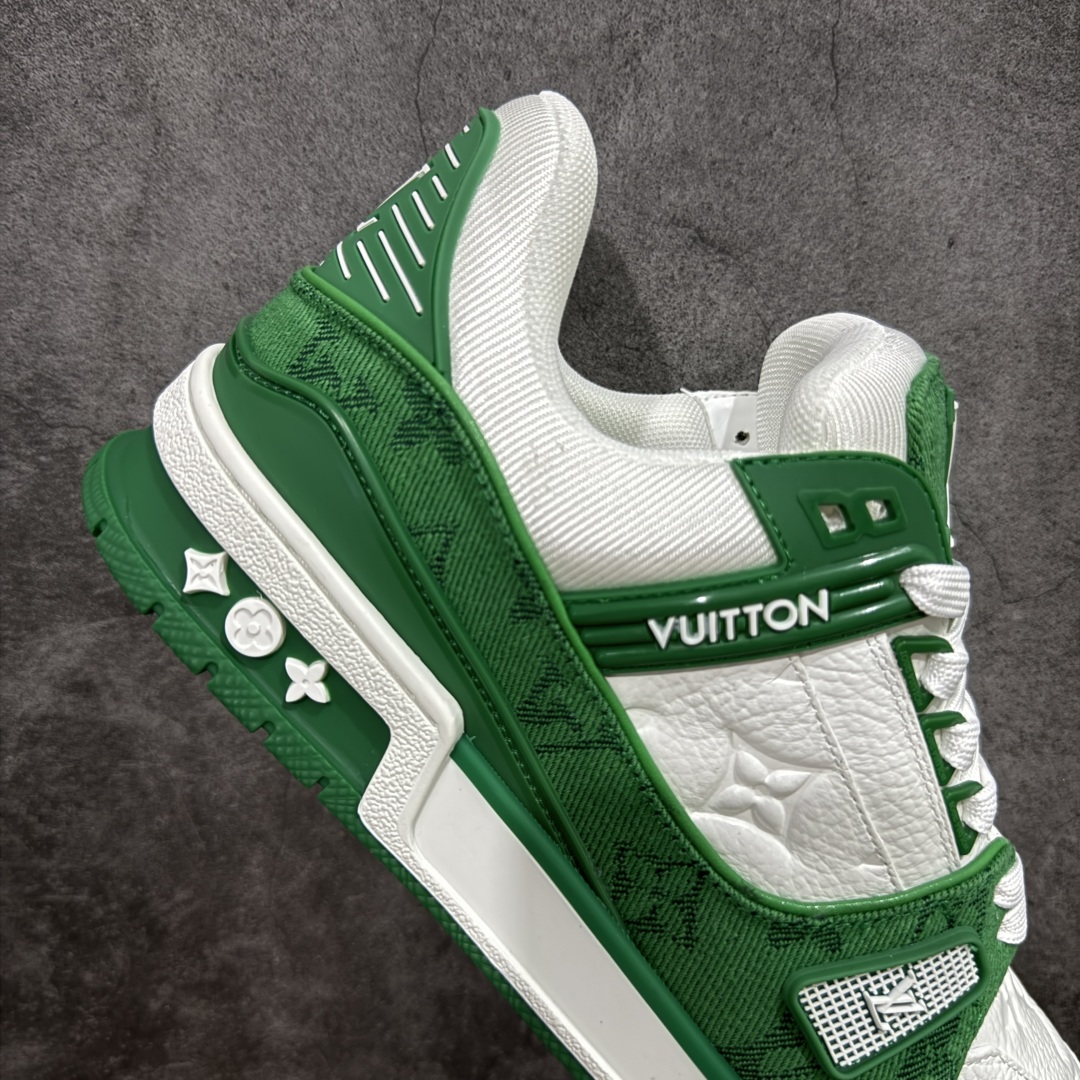 图片[7]-【顶级性价比版本】LV Trainer 白绿牛仔 双层飞机礼盒 中高端品质 价格超值不杀猪 非市面假特价版本 广东产 顶级品质 真材实料 不偷材料 市售数一数二的好货 放眼市场同价格绝对找不到比他更好的货⚠️ 工厂长期补货 价格优势供应 所有配色均原版购入开发打造 正确原版 超高还原度 空胶工艺 各细节到位 鞋面为细柔小牛皮 厚实织物鞋带正确扣子配件 正确牛仔布料无色差 图案对版对位 白色软质荔枝皮 老花压印到位 细节 版型全都没毛病 正确鞋垫 中高端零售 杀猪这个版本没毛病 品质见实拍 无需过多文案赘述！ 尺码：35 36 37 38 39 40 41 42 43 44 45-选品中心