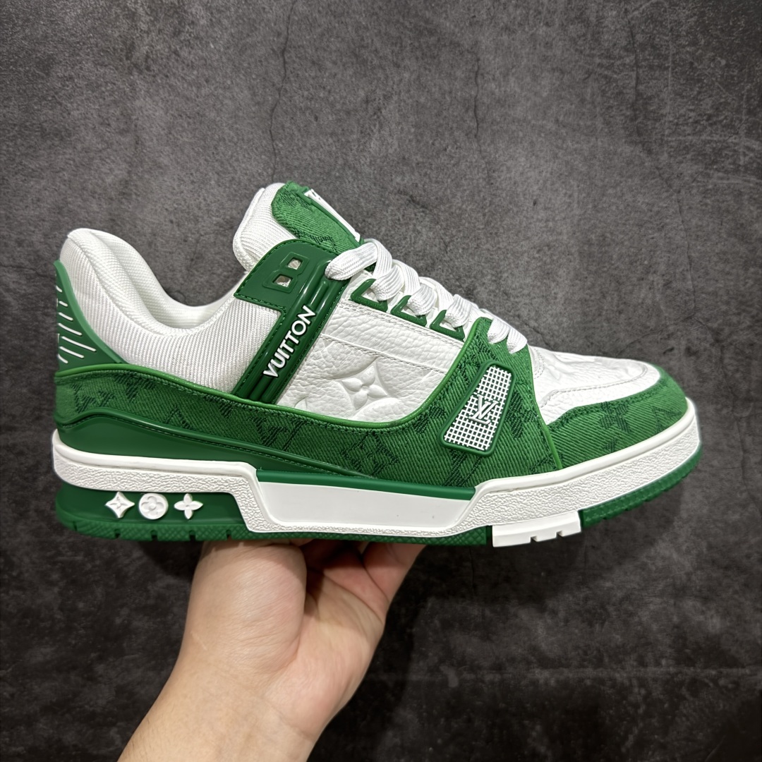 【顶级性价比版本】LV Trainer 白绿牛仔 双层飞机礼盒 中高端品质 价格超值不杀猪 非市面假特价版本 广东产 顶级品质 真材实料 不偷材料 市售数一数二的好货 放眼市场同价格绝对找不到比他更好的货⚠️ 工厂长期补货 价格优势供应 所有配色均原版购入开发打造 正确原版 超高还原度 空胶工艺 各细节到位 鞋面为细柔小牛皮 厚实织物鞋带正确扣子配件 正确牛仔布料无色差 图案对版对位 白色软质荔枝皮 老花压印到位 细节 版型全都没毛病 正确鞋垫 中高端零售 杀猪这个版本没毛病 品质见实拍 无需过多文案赘述! 尺码:35 36 37 38 39 40 41 42 43 44 45-选品中心