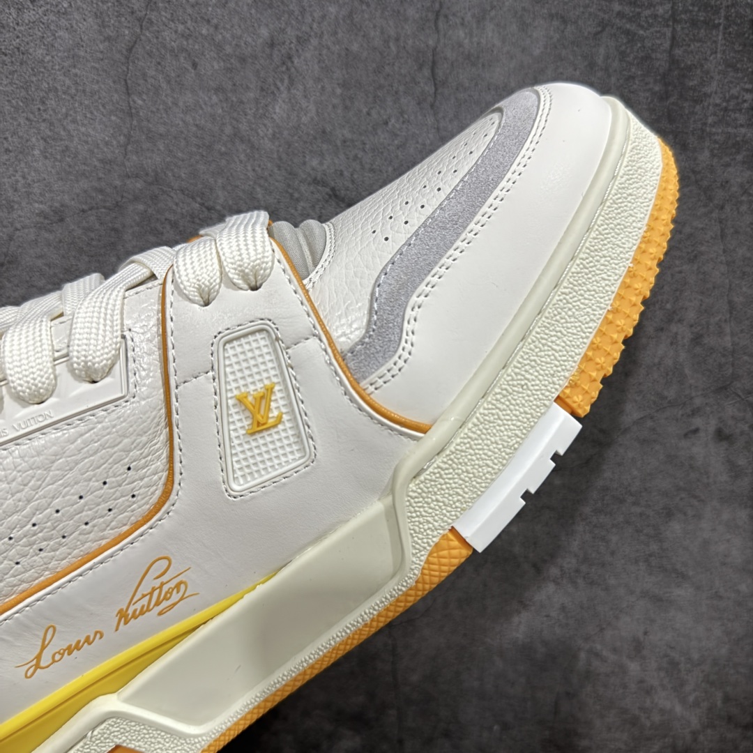 图片[6]-【顶级性价比版本】LV Trainer 白黄 双层飞机礼盒 中高端品质 价格超值不杀猪 非市面假特价版本 广东产 顶级品质 真材实料 不偷材料 市售数一数二的好货 放眼市场同价格绝对找不到比他更好的货⚠️ 工厂长期补货 价格优势供应 所有配色均原版购入开发打造 正确原版 超高还原度 空胶工艺 各细节到位 鞋面为细柔小牛皮 厚实织物鞋带正确扣子配件 正确牛仔布料无色差 图案对版对位 白色软质荔枝皮 老花压印到位 细节 版型全都没毛病 正确鞋垫 中高端零售 杀猪这个版本没毛病 品质见实拍 无需过多文案赘述！ 尺码：35 36 37 38 39 40 41 42 43 44 45-选品中心