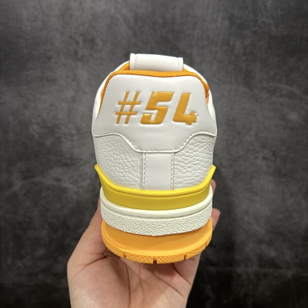 图片[4]-【顶级性价比版本】LV Trainer 白黄 双层飞机礼盒 中高端品质 价格超值不杀猪 非市面假特价版本 广东产 顶级品质 真材实料 不偷材料 市售数一数二的好货 放眼市场同价格绝对找不到比他更好的货⚠️ 工厂长期补货 价格优势供应 所有配色均原版购入开发打造 正确原版 超高还原度 空胶工艺 各细节到位 鞋面为细柔小牛皮 厚实织物鞋带正确扣子配件 正确牛仔布料无色差 图案对版对位 白色软质荔枝皮 老花压印到位 细节 版型全都没毛病 正确鞋垫 中高端零售 杀猪这个版本没毛病 品质见实拍 无需过多文案赘述！ 尺码：35 36 37 38 39 40 41 42 43 44 45-选品中心