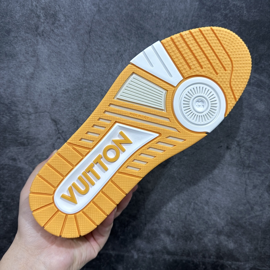 图片[9]-【顶级性价比版本】LV Trainer 白黄 双层飞机礼盒 中高端品质 价格超值不杀猪 非市面假特价版本 广东产 顶级品质 真材实料 不偷材料 市售数一数二的好货 放眼市场同价格绝对找不到比他更好的货⚠️ 工厂长期补货 价格优势供应 所有配色均原版购入开发打造 正确原版 超高还原度 空胶工艺 各细节到位 鞋面为细柔小牛皮 厚实织物鞋带正确扣子配件 正确牛仔布料无色差 图案对版对位 白色软质荔枝皮 老花压印到位 细节 版型全都没毛病 正确鞋垫 中高端零售 杀猪这个版本没毛病 品质见实拍 无需过多文案赘述！ 尺码：35 36 37 38 39 40 41 42 43 44 45-选品中心